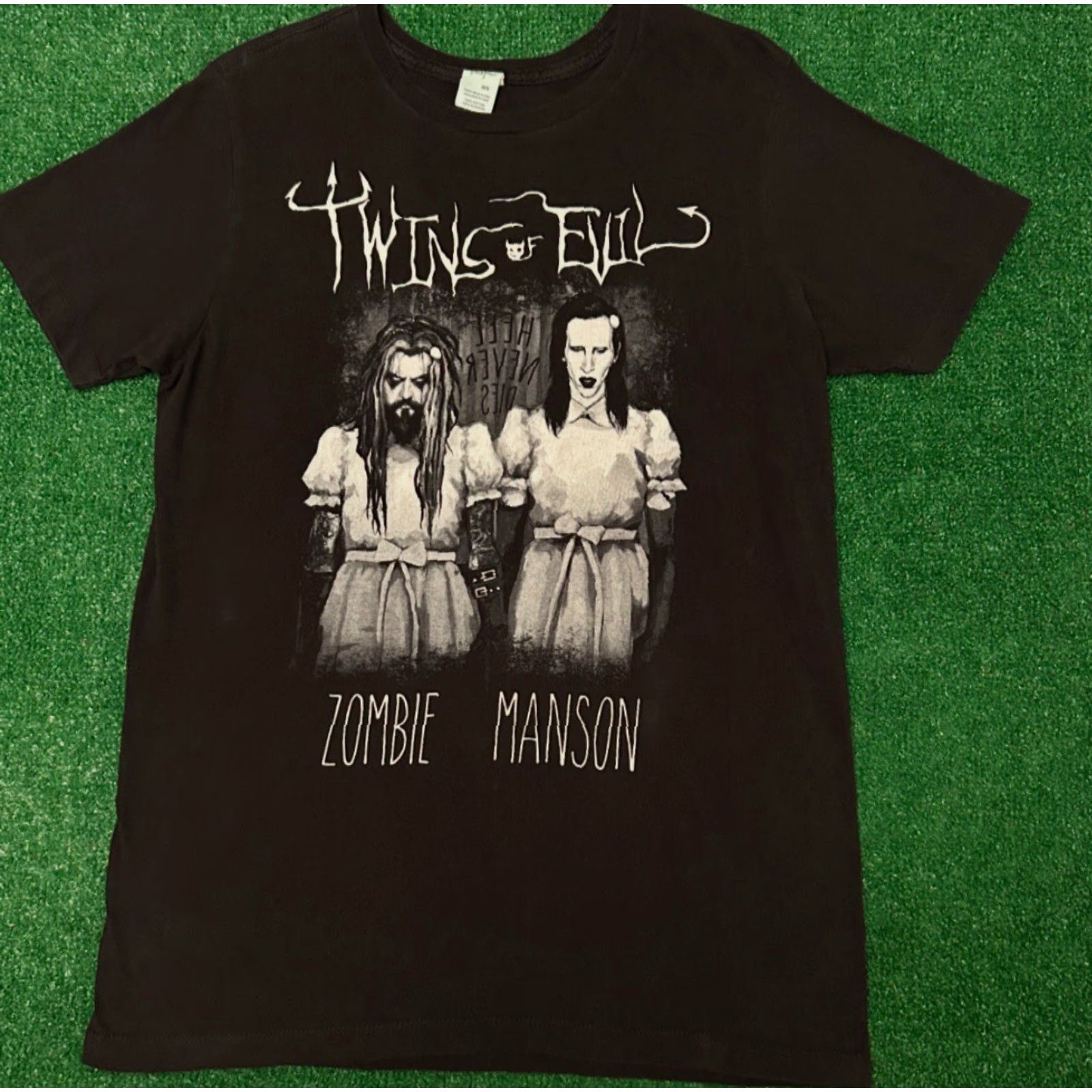 Twins Rob Zombie Marilyn Manson Band Shirt Twins Of Evil Tour Shirt Mens Size Medium Black Music Rock Metal 90s Size US M / EU 48-50 / 2 - 3 Thumbnail