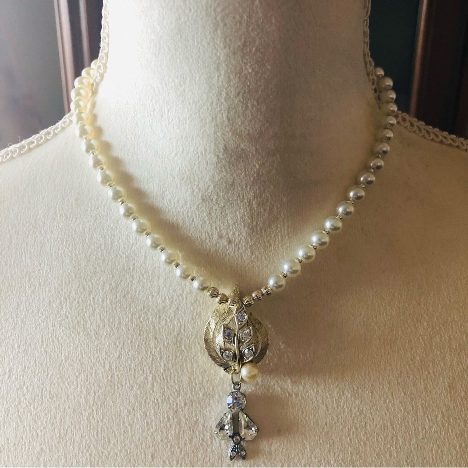 Handmade Handcrafted repurpose classy elegant pendant pearl necklace Size ONE SIZE - 2 Thumbnail