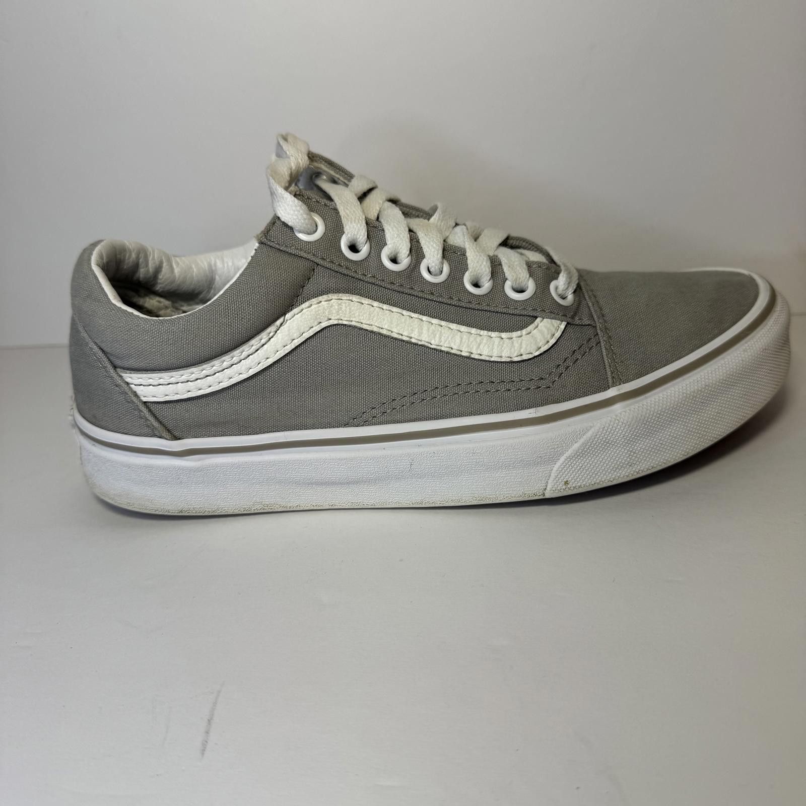 Vans Vans Old Skool Skate Shoe Men's 6.5 Women's Gray & White Size US 6.5 / EU 39-40 - 8 Thumbnail