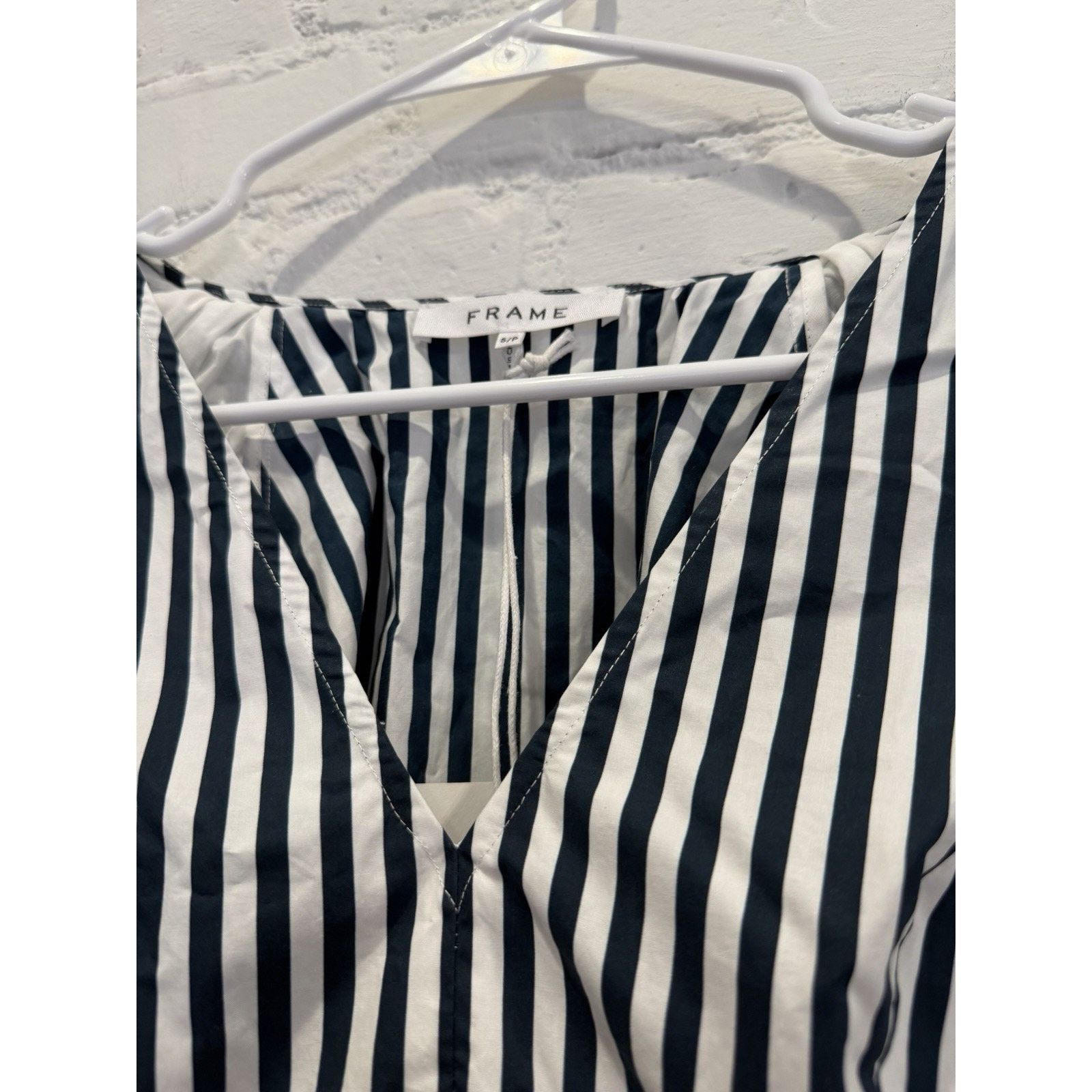 Frame Frame Denim Puff Sleeve VNeck Navy Striped Blouse Size S Size S / US 4 / IT 40 - 3 Thumbnail