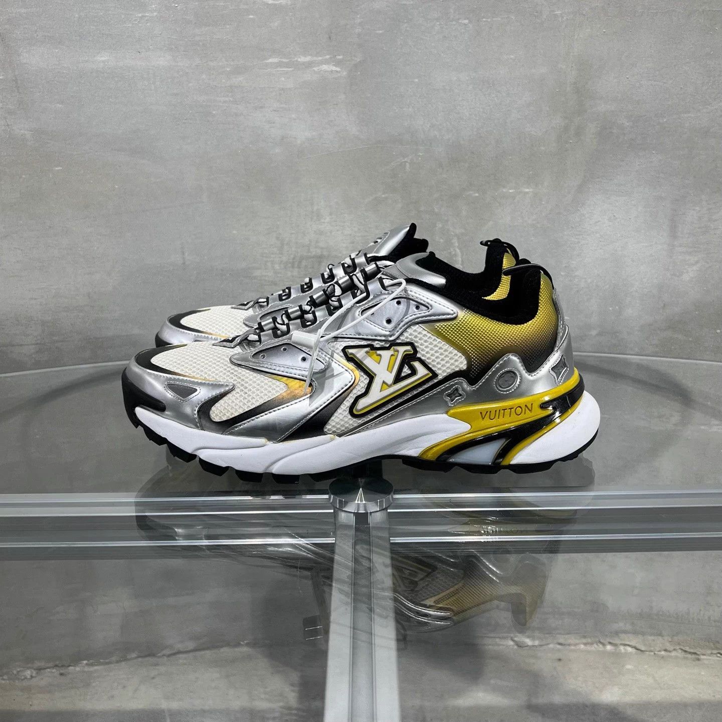 Louis Vuitton LV Runner Silver/White Sneakers UK7 (41) Size US 8 / EU 41 - 3 Thumbnail