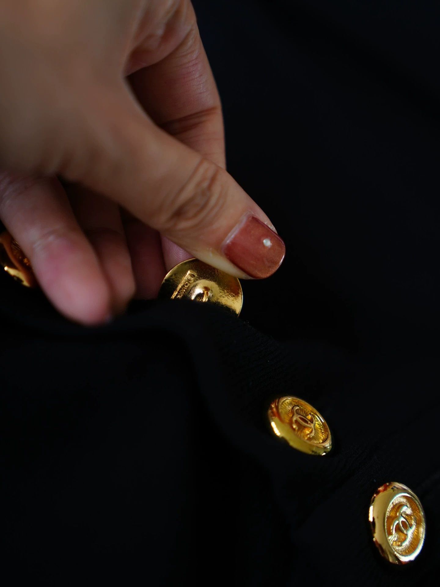 Chanel Chanel Vintage Black Gold Pleats Skirt CC Buttons Size 27" / US 4 / IT 40 - 4 Thumbnail