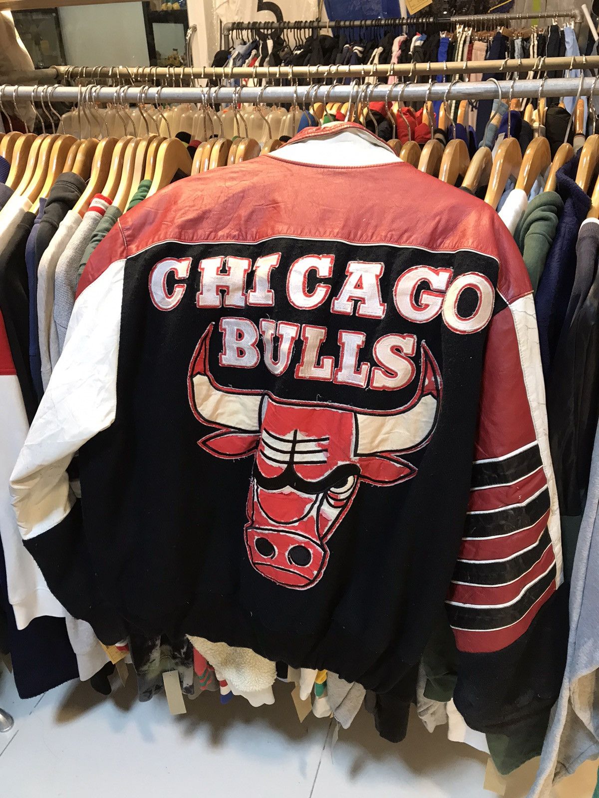 NBA × Vintage Rare Vintage NBA Chicago Bulls Leather bomber Jacket Size US L / EU 52-54 / 3 - 1 Thumbnail