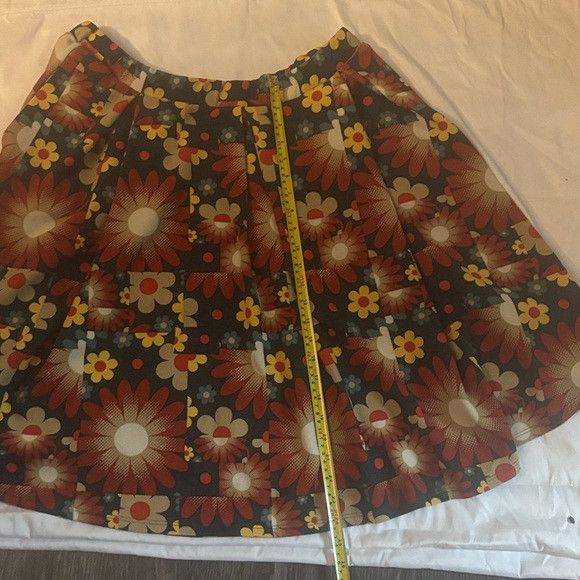 Other LulaRoe Retro Floral Pleated Skirt Green/Red 3XL Size 34" / US 12 / IT 48 - 8 Thumbnail