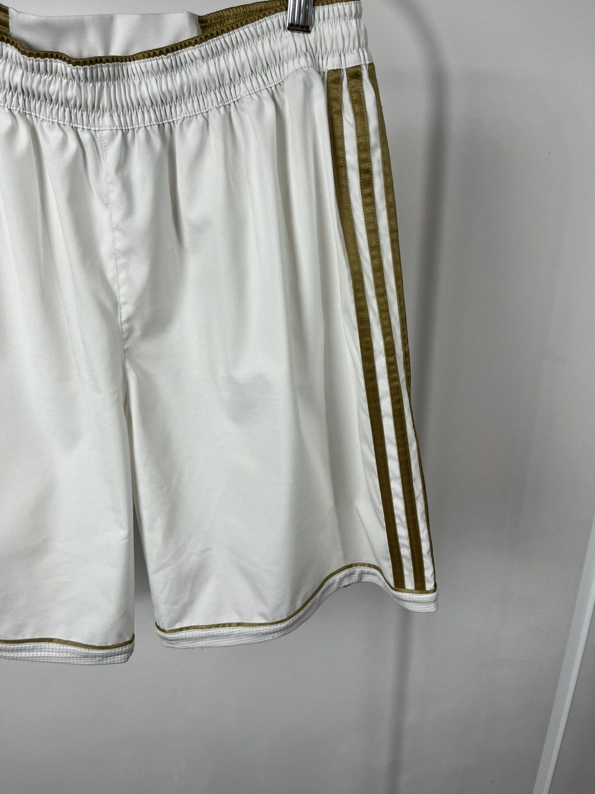 Adidas Adidas Real Madrid ClimaCool White Gold 3 Stripe Shorts L Size US 34 / EU 50 - 3 Thumbnail