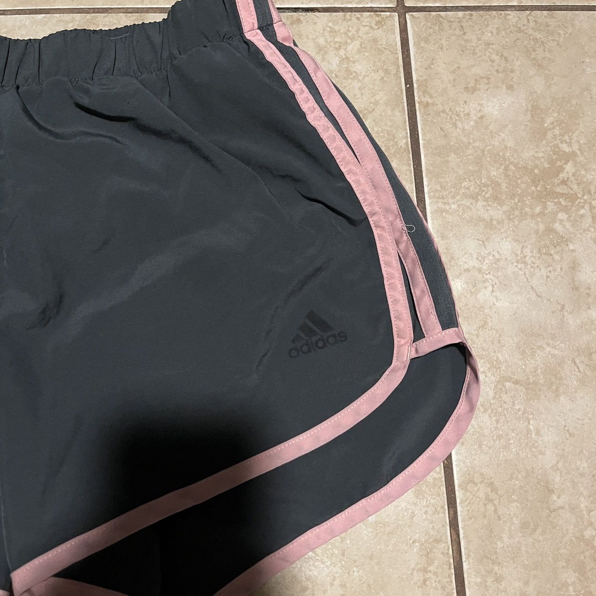 Adidas Adidas Aktiv Against Cancer Running Shorts Size 25" / US 0 / IT 36 - 2 Thumbnail