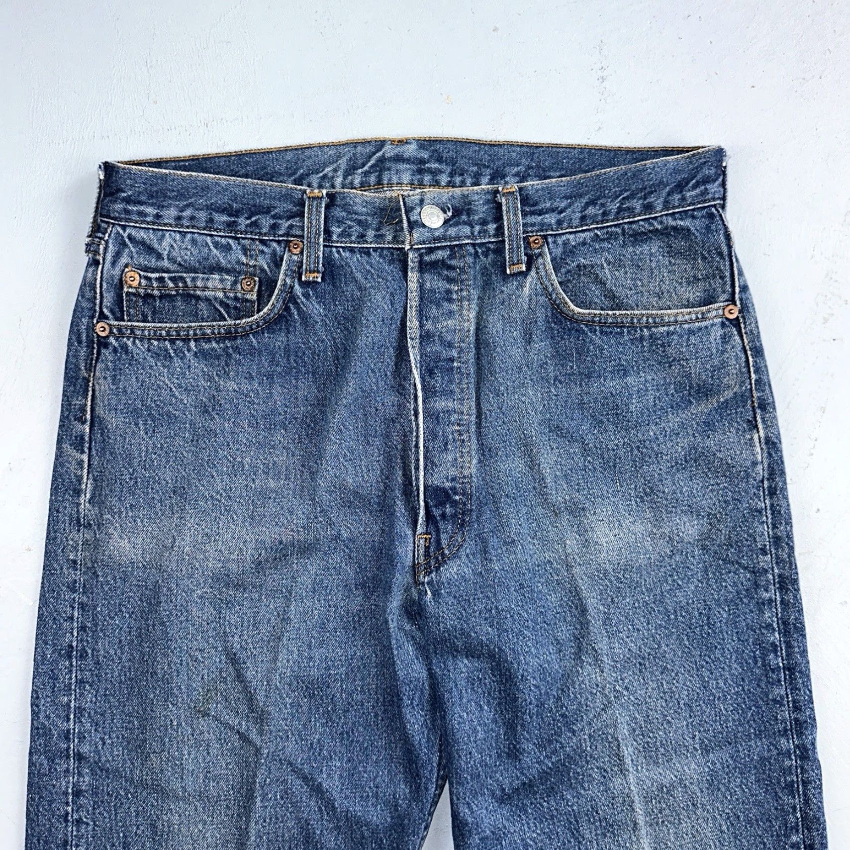 Levi's VINTAGE Levi's 501 Jeans Modern Straight Old School 80s USA Blue Light Wash 36x40 Men Regular 36 Mens Jeans Size US 36 / EU 52 - 2 Thumbnail