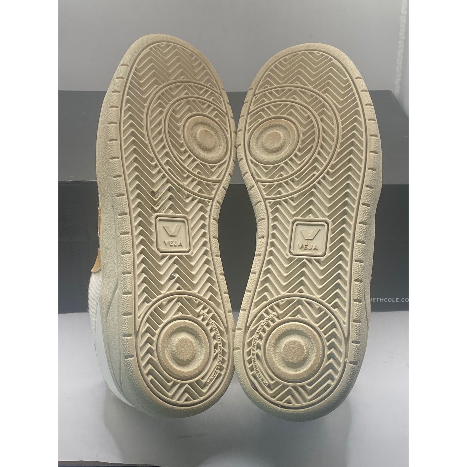 Veja VEJA V-10 Bicolor Metallic Low-Top Sneakers, Size 9 Size US 9 / IT 39 - 6 Thumbnail