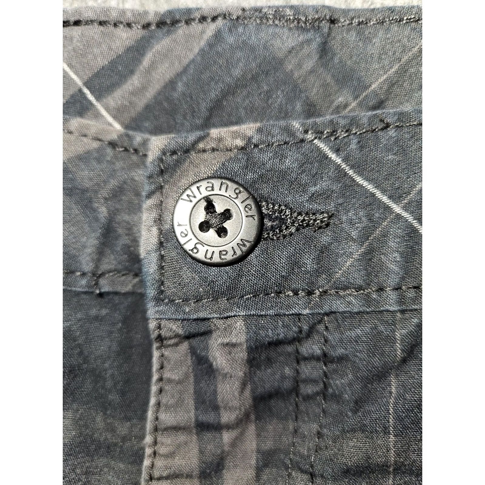 Wrangler Wrangler Cargo Shorts Mens 40 Gray Plaid 100% Cotton Utility Pockets Casual Size US 40 / EU 56 - 6 Thumbnail
