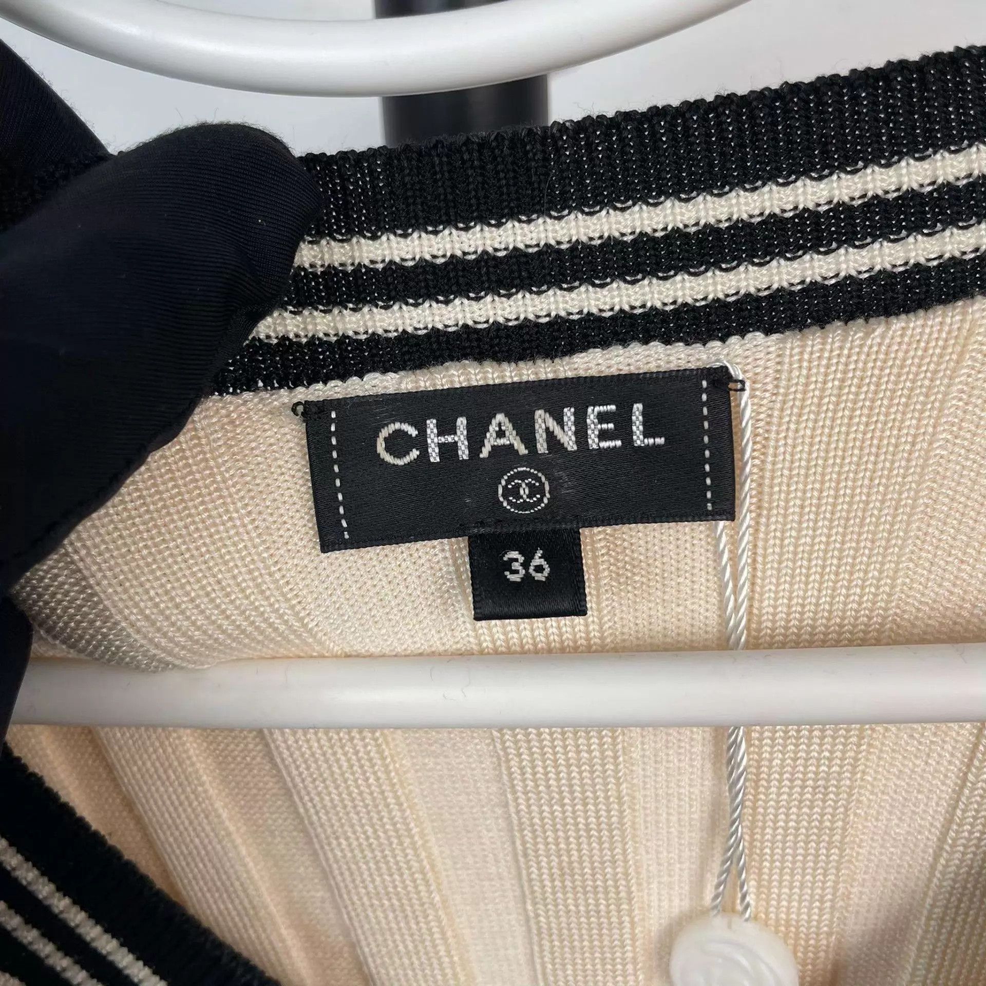 Chanel Chanel Off-White Cotton Short Sleeve Sweaters 36 Size XS / US 0-2 / IT 36-38 - 4 Thumbnail