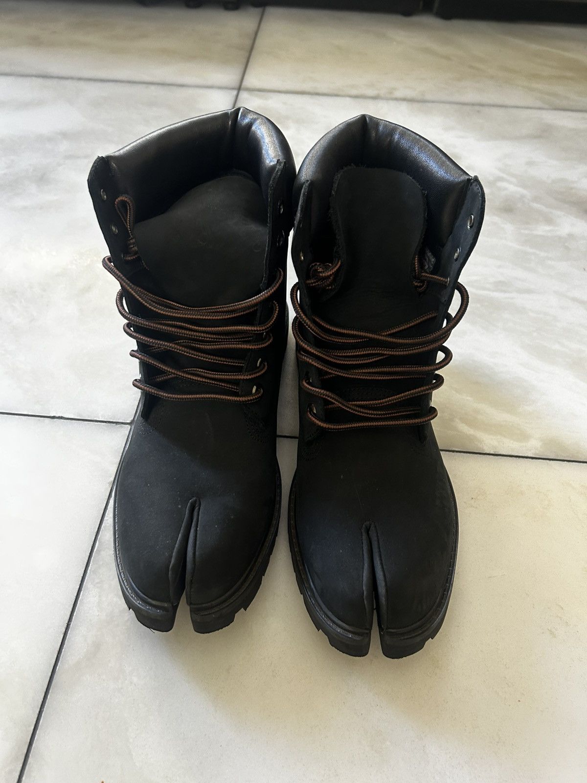 Esenes Worldwide Tabi Buttas in Black – The Garden