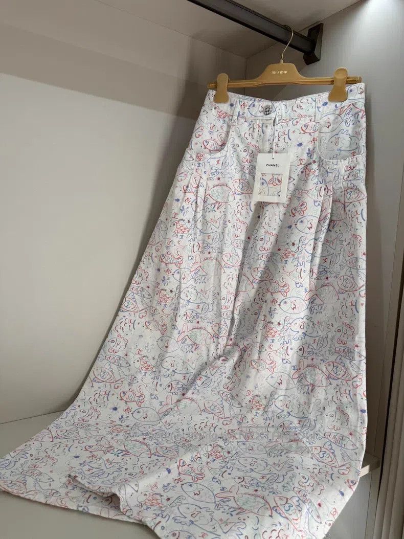 Chanel Chanel 25c small fish graffiti jeans Size 25" / US 0 / IT 36 - 1 Thumbnail
