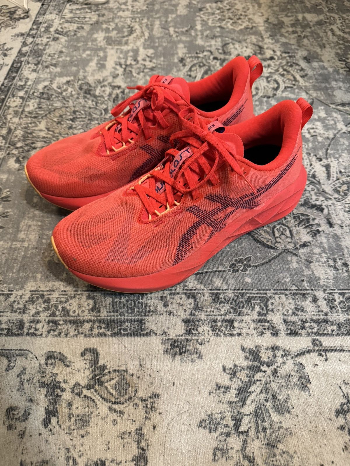 Asics Asics Novablast 5 Size US 9 / EU 42 - 1 Thumbnail