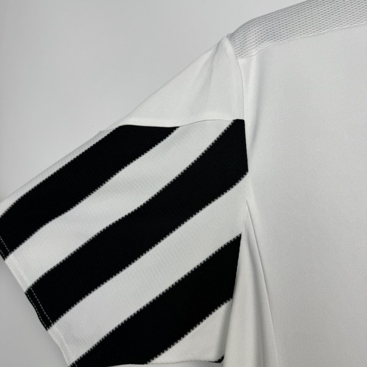 Adidas JUVENTUS 2015 2016 HOME FOOTBALL SHIRT SOCCER JERSEY ADIDAS Size US M / EU 48-50 / 2 - 18 Thumbnail