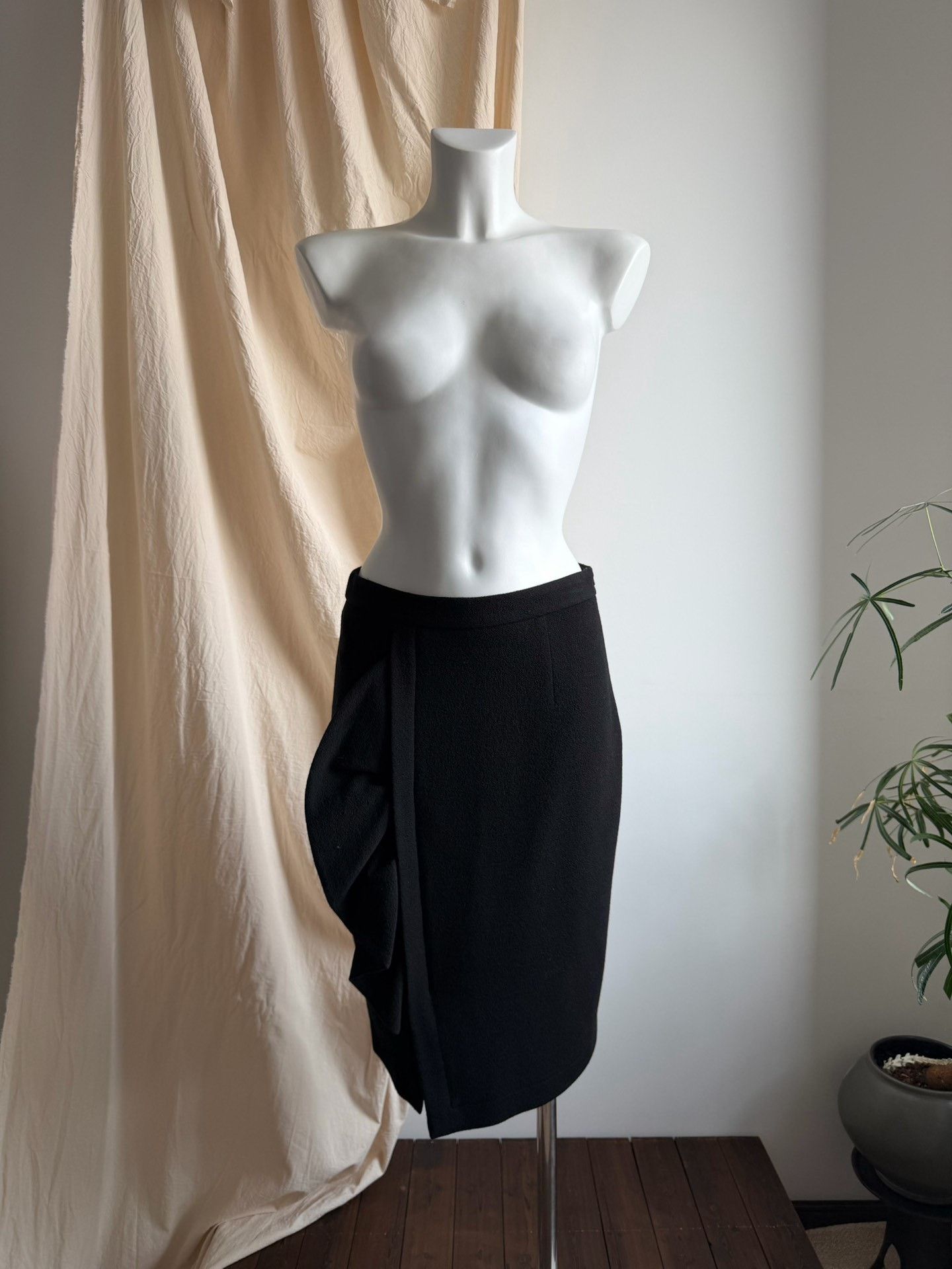 Moschino MOSCHINO Black Asymmetric Pleated Pencil Skirt Size 28" / US 6 / IT 42 - 1 Thumbnail
