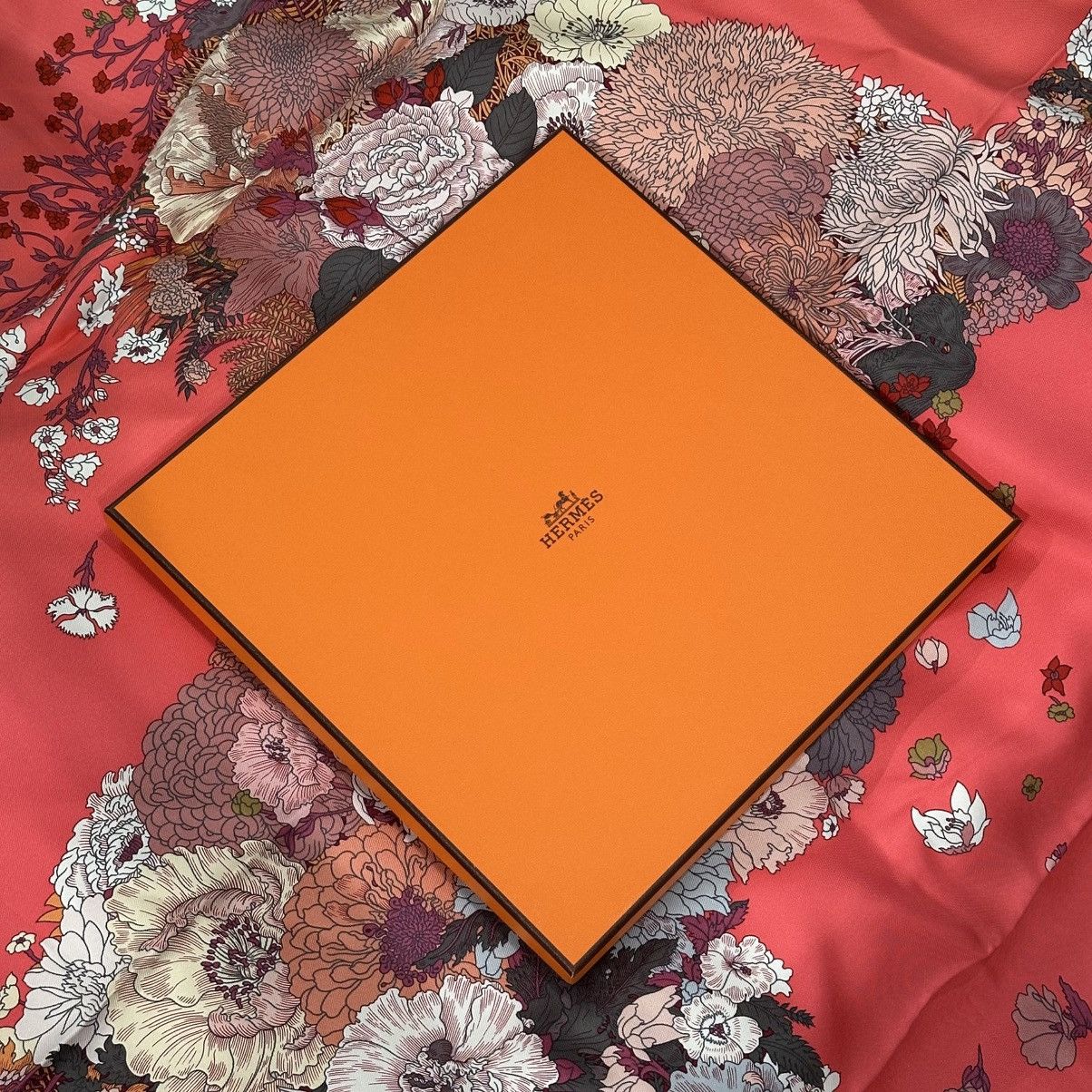 Hermes NEW HERMÈS ROBE LÉGÈRE SILK CORAL FLORAL HORSE SCARF Size ONE SIZE - 11 Thumbnail