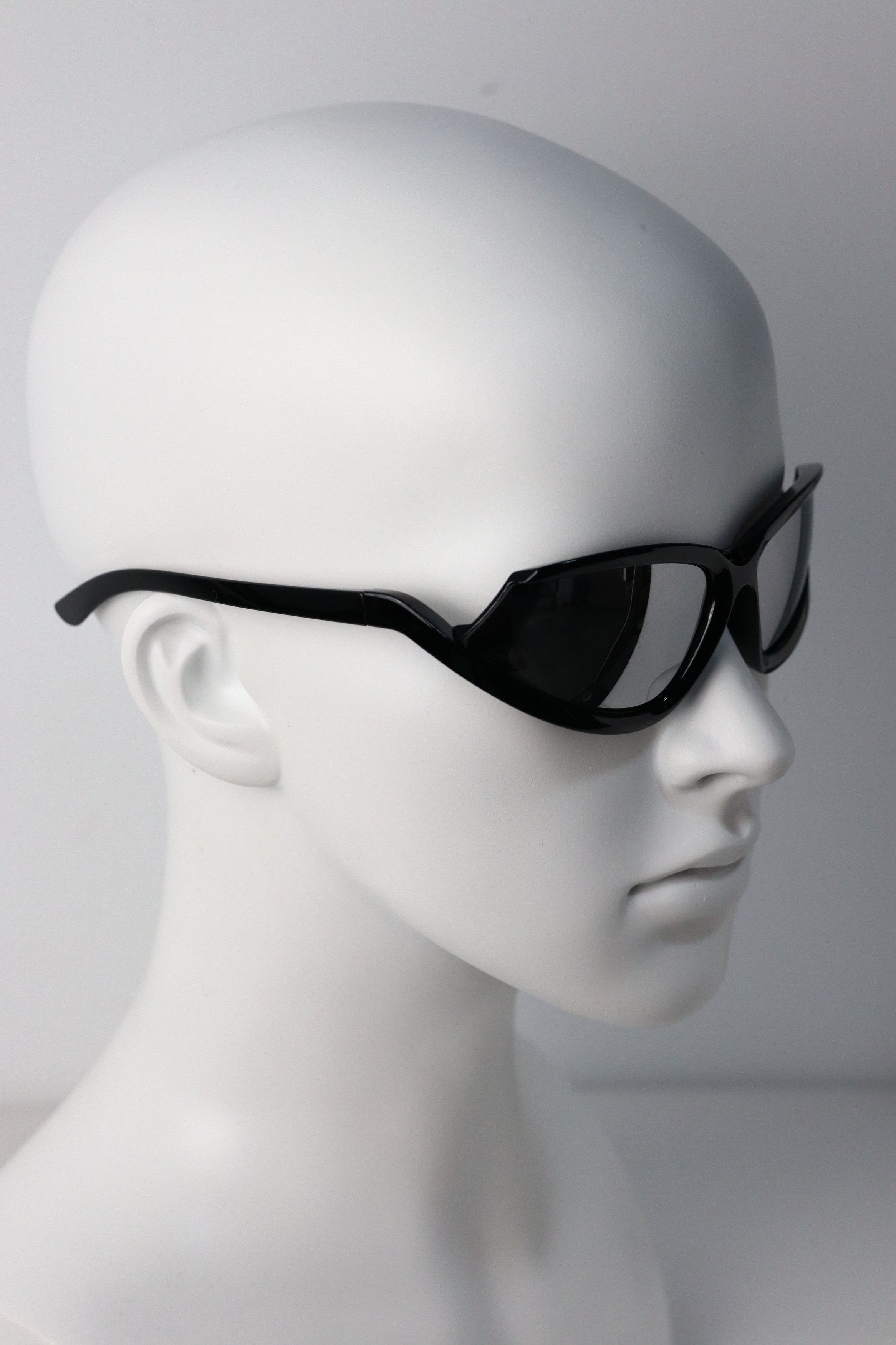 Japanese Brand Y2k Avant Garde Futuristic Black Sunglasses Unisex OS Size ONE SIZE - 2 Thumbnail