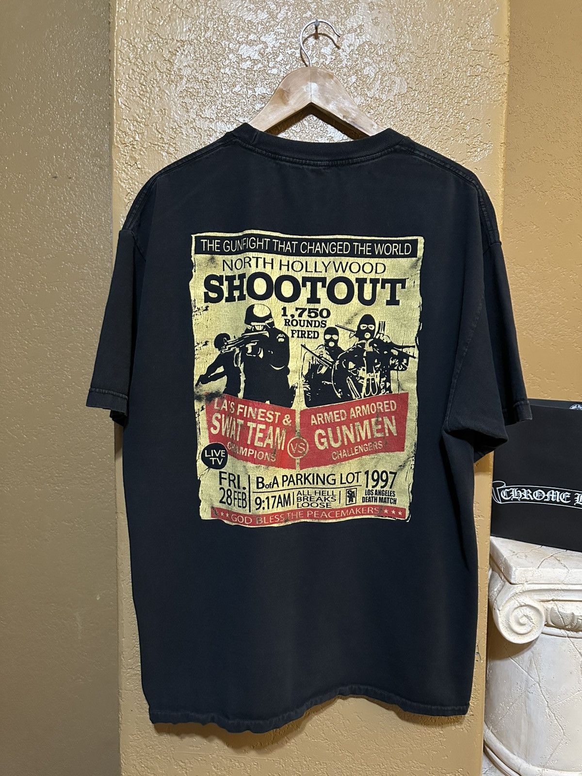 4GSELLER 📌 1997 North Hollywood Shootout bank tee shirt Size US XL / EU 56 / 4 - 1 Thumbnail
