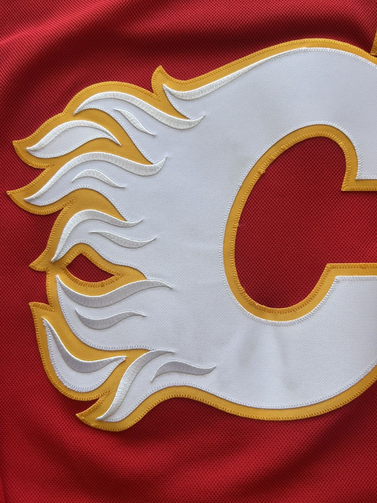 NHL Calgary Flames Elias Lindholm Autograph Jersey Size US XL / EU 56 / 4 - 4 Thumbnail