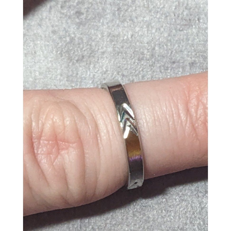 Other Simple Silver Tone Arrow Pattern Stamped Ring Size 6 1/2 Size ONE SIZE - 12 Thumbnail