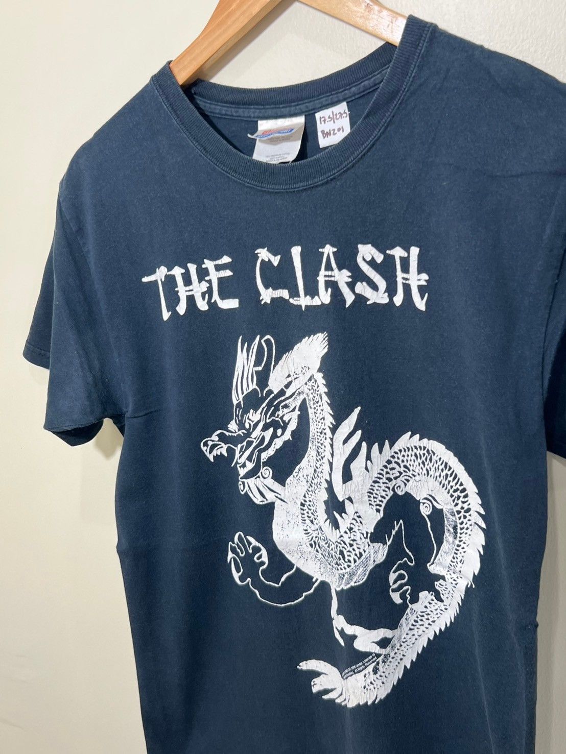 Band Tees × Vintage Vintage 2005's The Clash Dragon shirt bnz01 Size US S / EU 44-46 / 1 - 1 Thumbnail