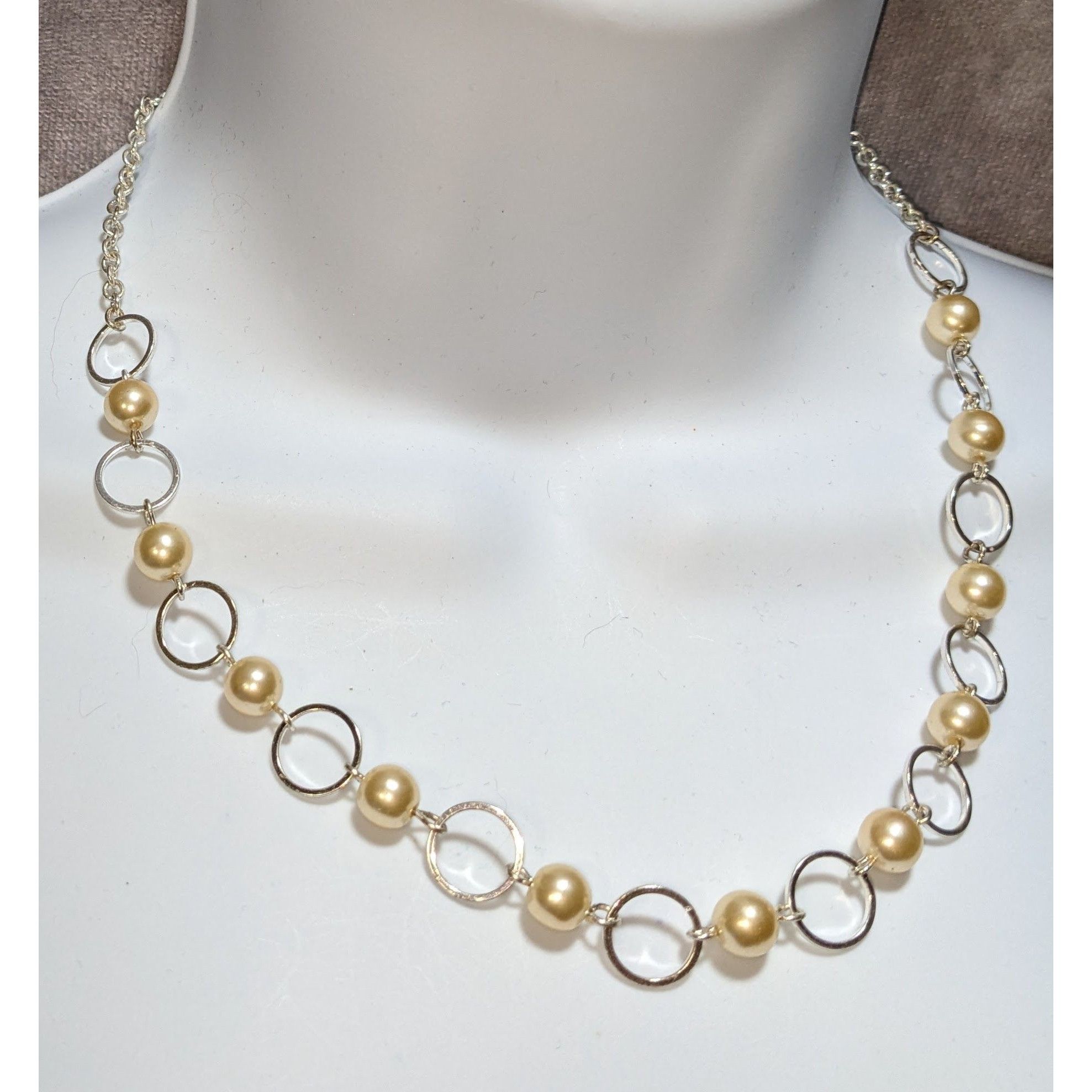 Other Vintage Avon Faux Pearl & Silver Tone Necklace With Circular Size ONE SIZE - 4 Thumbnail
