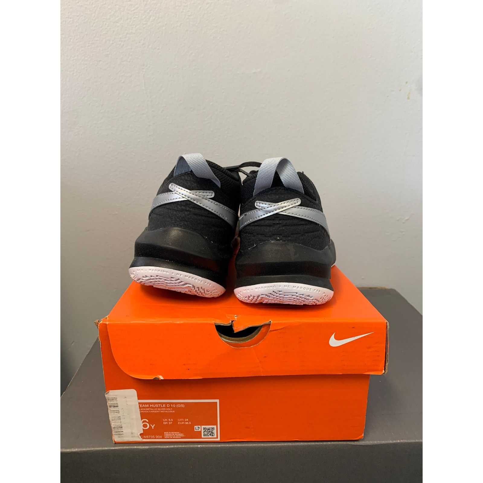 Nike Nike Team Hustle D 10 GS Basketball Kids Shoes Size 6Y NEW Size US 6 / IT 36 - 3 Thumbnail