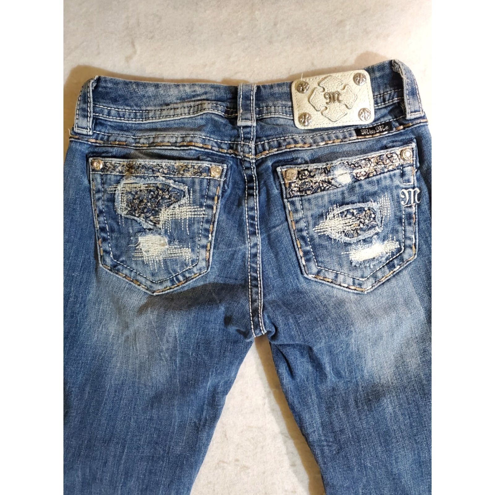Miss Me Miss Me Signature Bedazzled Crop Jeans Women's Size 27 Medium Wash Blue Denim Size 27" / US 4 / IT 40 - 7 Thumbnail