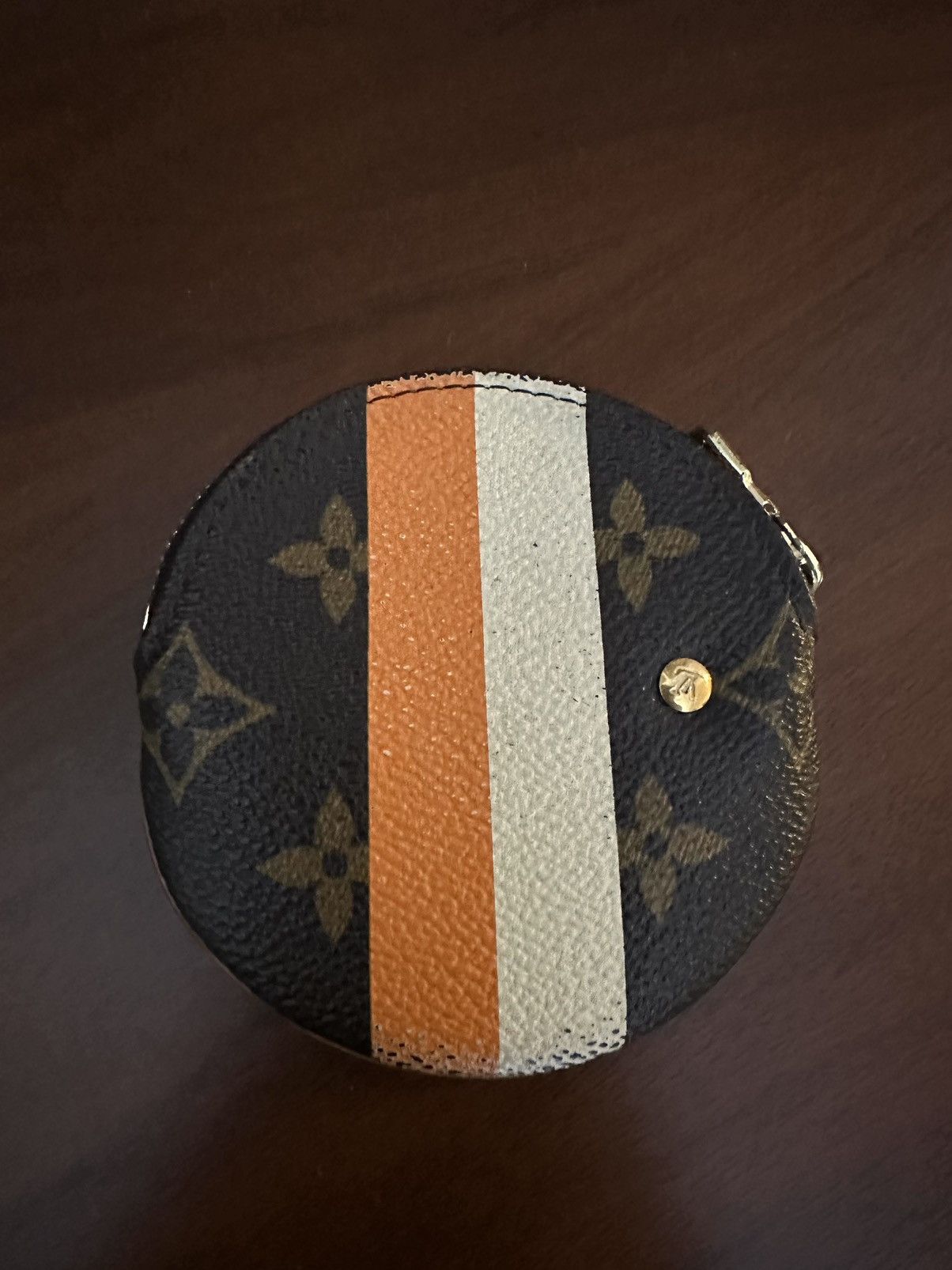 Louis Vuitton Louis Vuitton round rare coin purse. Hand painted!!! Size ONE SIZE - 2 Thumbnail