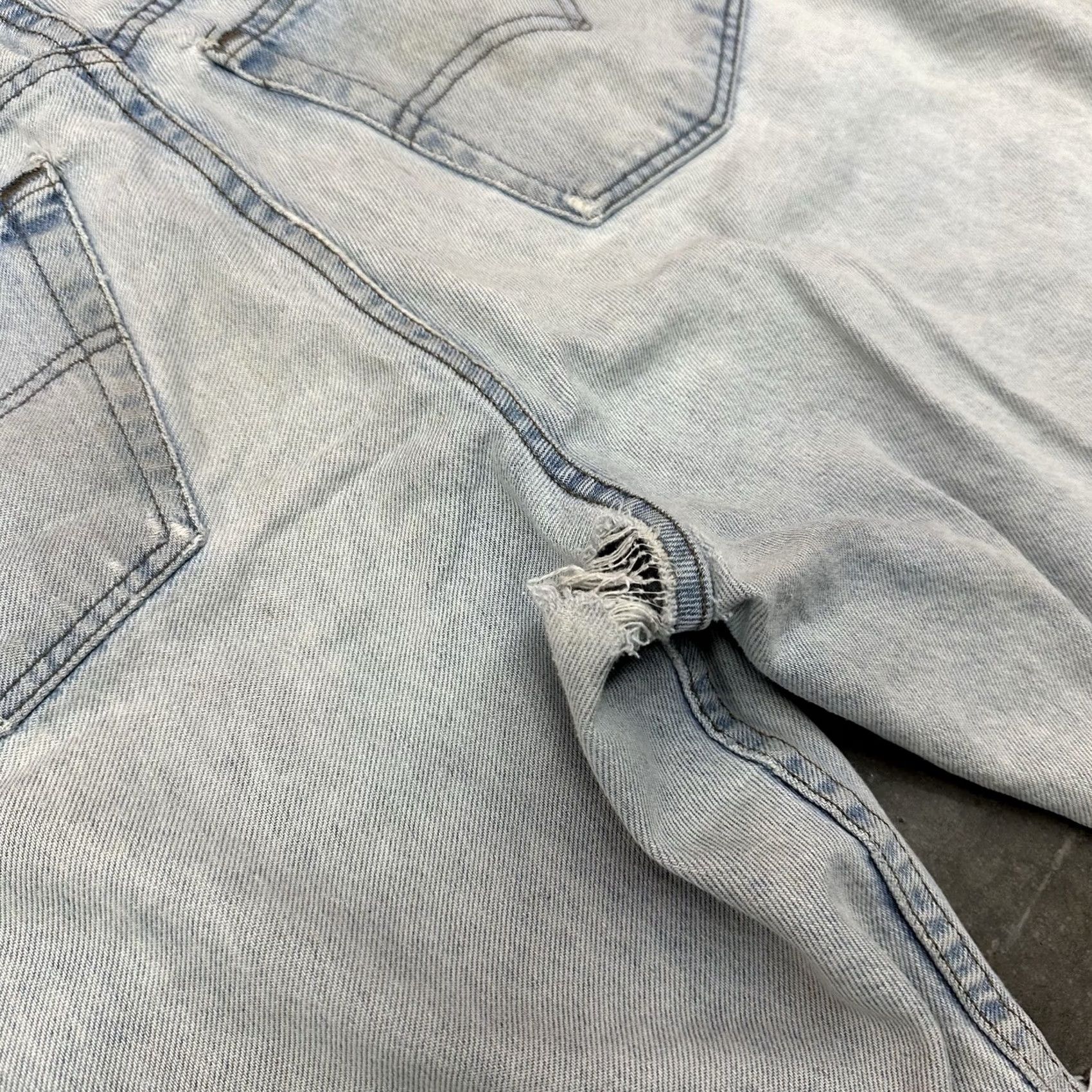Levi's VINTAGE Levi’s Silver Tab Loose Denim Short Mens Size 34 Distressed Jorts USA Made Cargo 5-Pocket Denim Blue 9in Inseam Summer Spring Mens Size US 34 / EU 50 - 4 Thumbnail