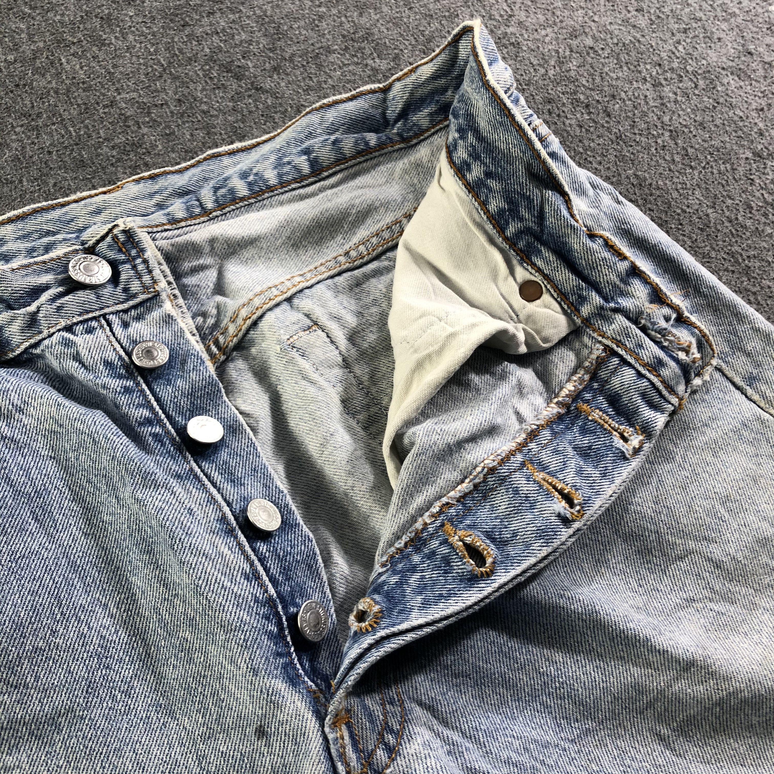 Levi's 90s Vintage Light Wash Levis 501 Jeans-J3918 Size US 30 / EU 46 - 8 Thumbnail