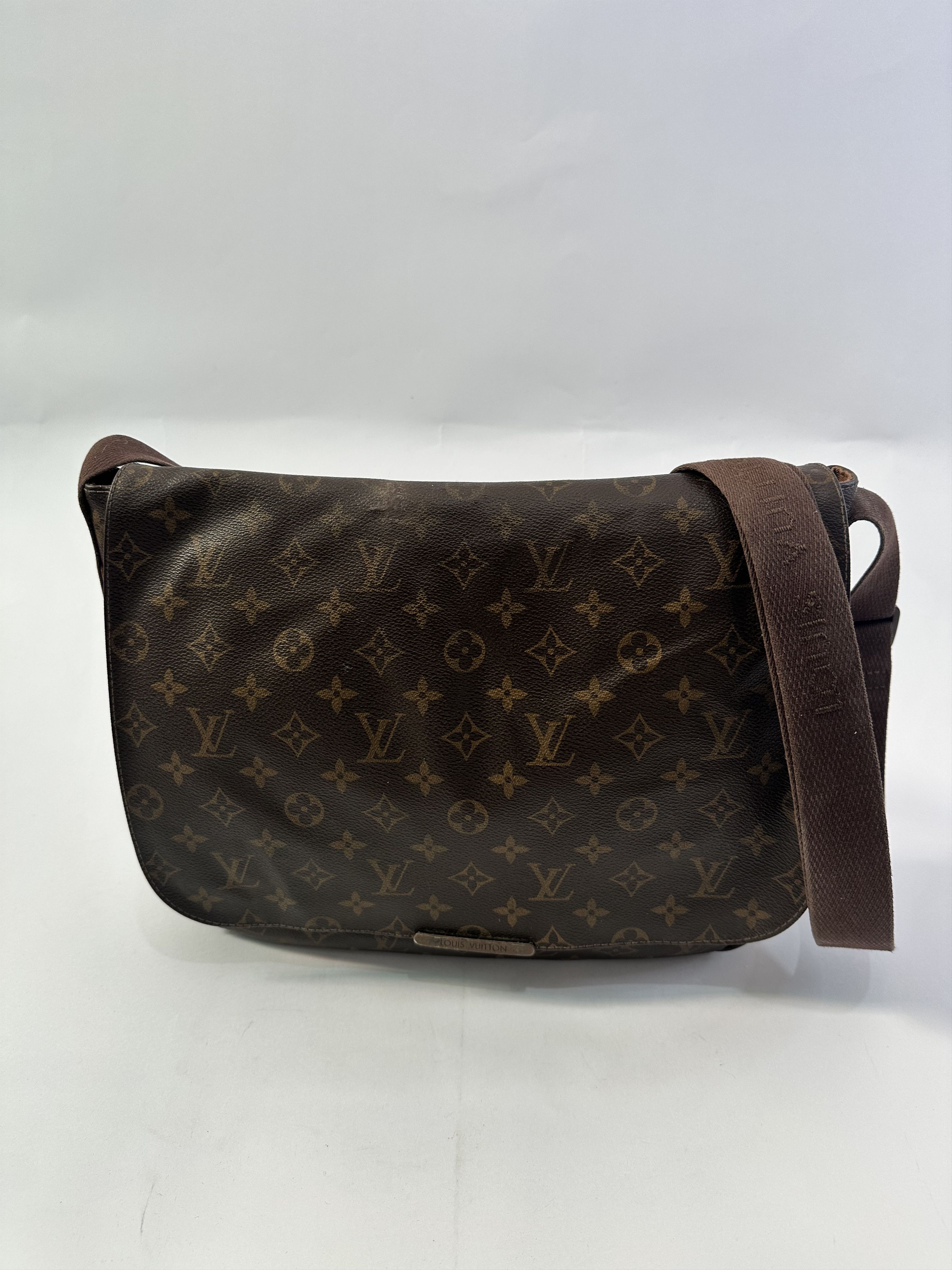 LOUIS VUITTON Monogram Beaubourg MM Messenger Bag