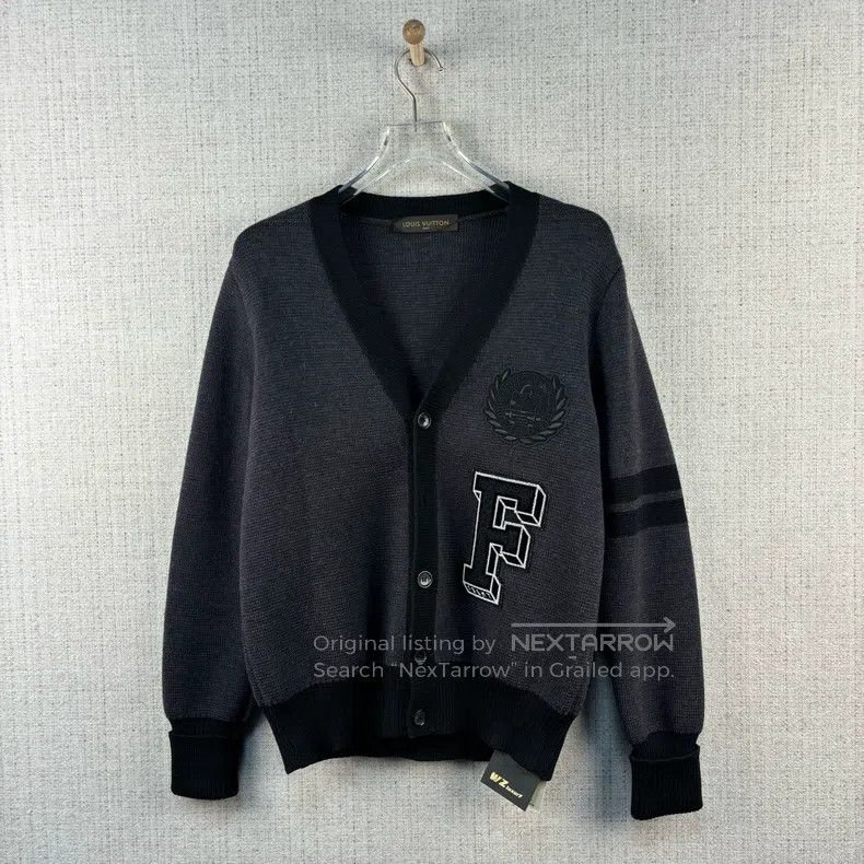 Louis Vuitton Louis Vuitton Medal-patterned wool V-neck knit cardigan ja Size US S / EU 44-46 / 1 - 1 Thumbnail