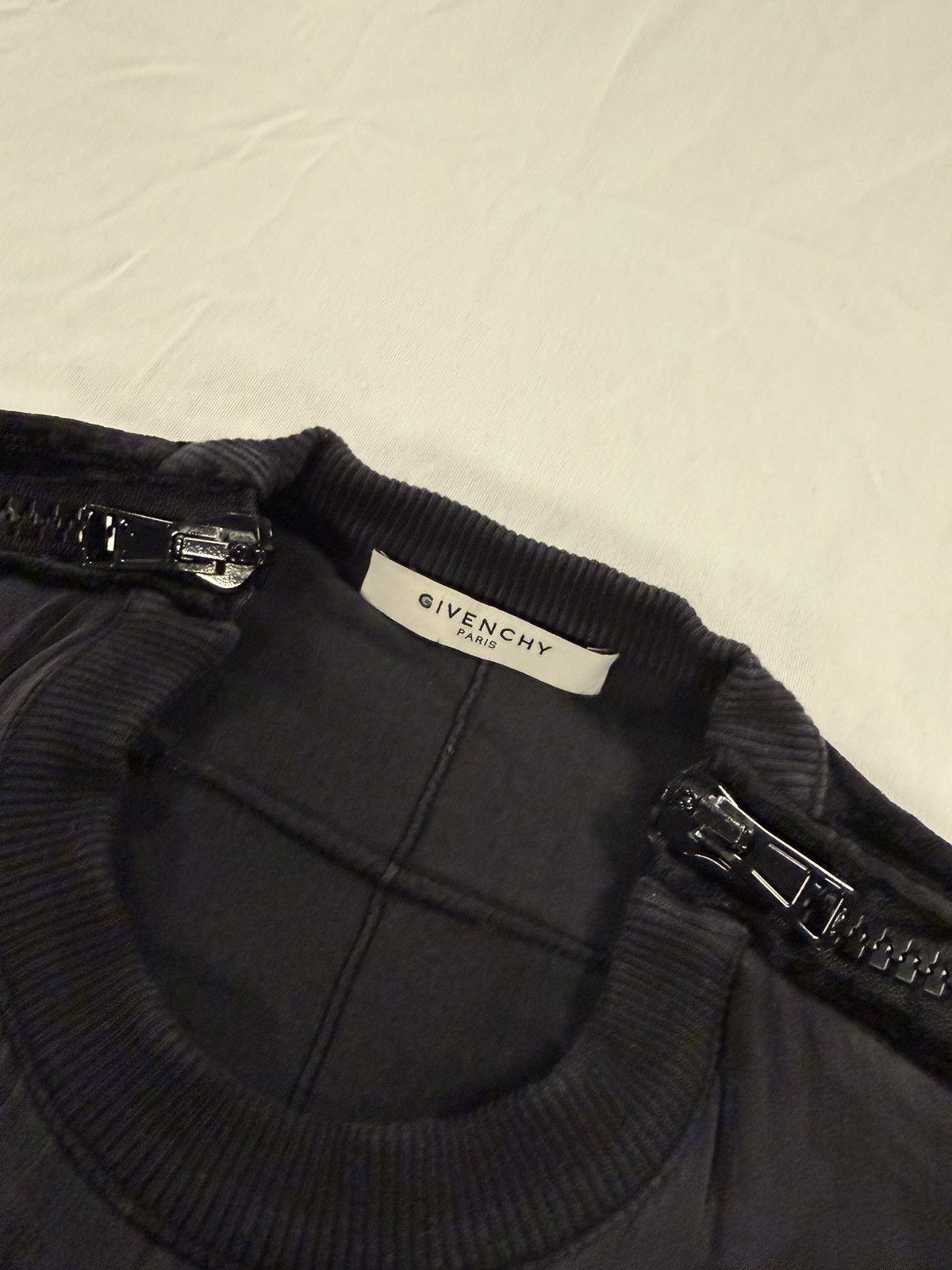 Givenchy Givenchy Black Cat Velour Sweater Size 40 /M Shoulder Zip Size US M / EU 48-50 / 2 - 5 Thumbnail