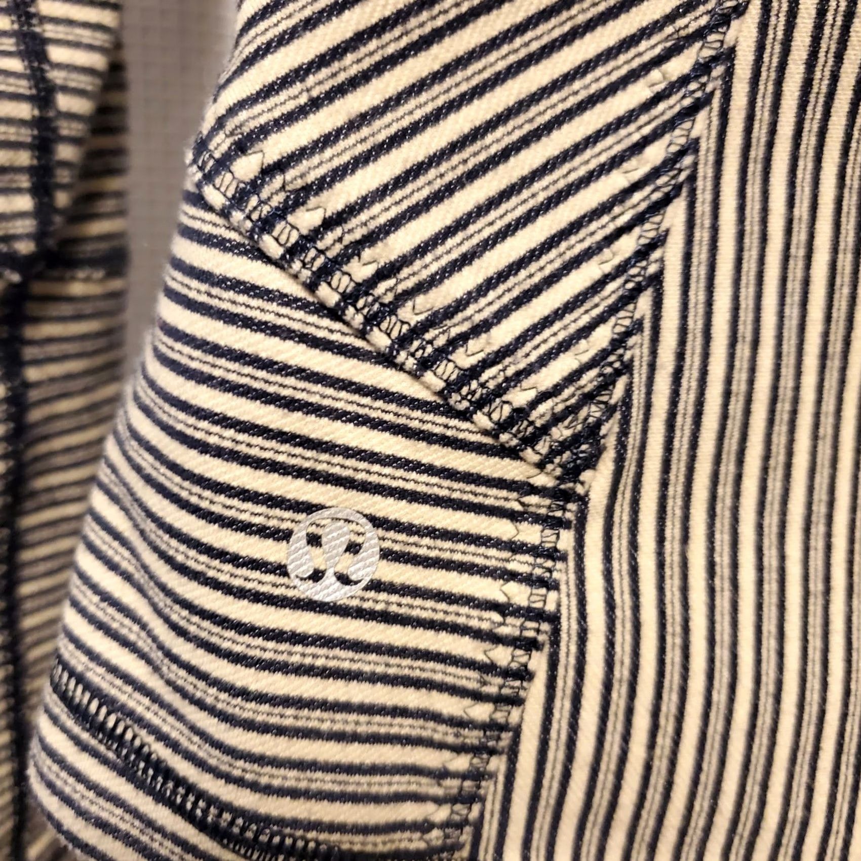 Lululemon Lululemon Womens Jacket Forme Navy Blue Stripes Rose Gold Zip Stretch Sz 6 Size M / US 6-8 / IT 42-44 - 5 Thumbnail