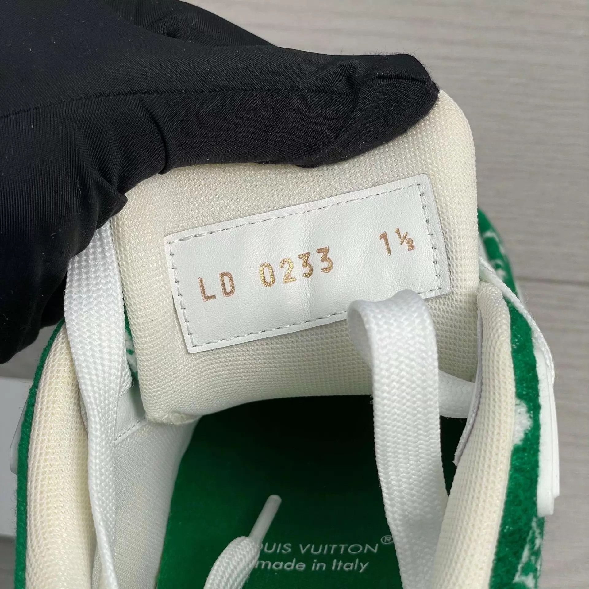 Louis Vuitton LV Trainer White Green Flocked 35.5 Size US 5 / IT 35 - 7 Thumbnail
