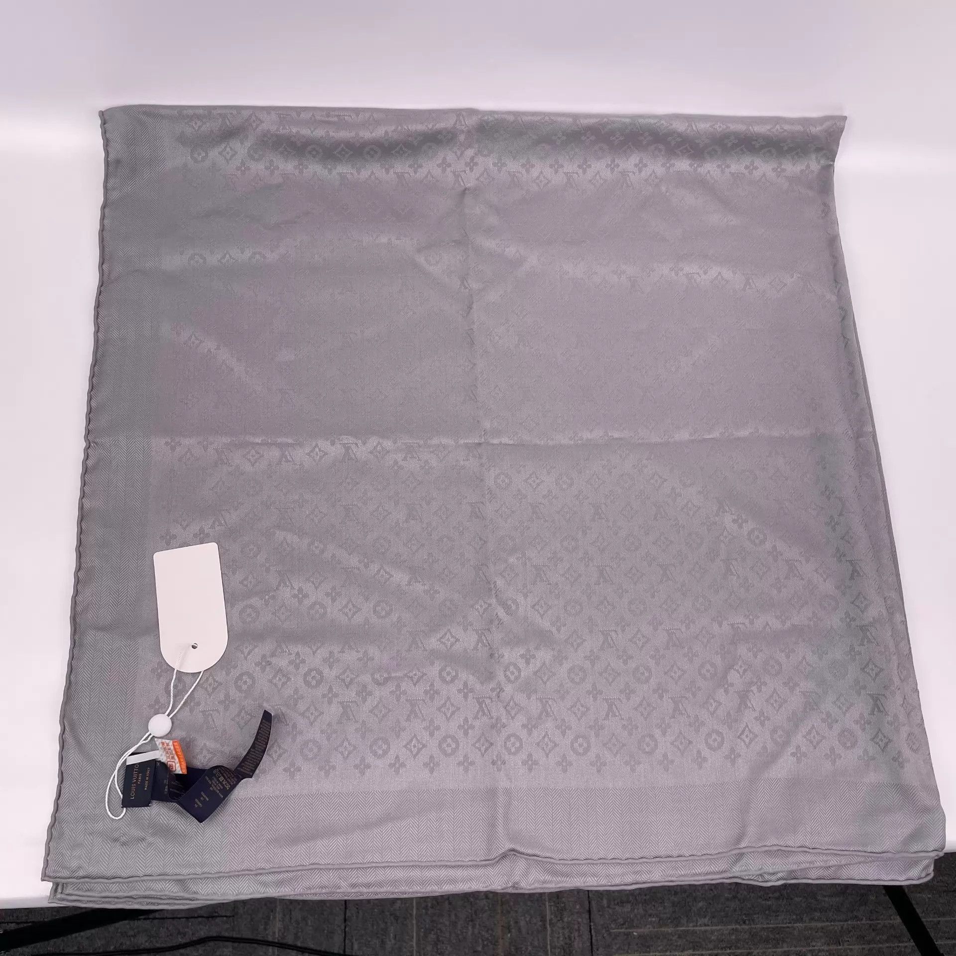Louis Vuitton Louis Vuitton Scarf Gray Full Print 251211LYHTT07 Size ONE SIZE - 2 Thumbnail