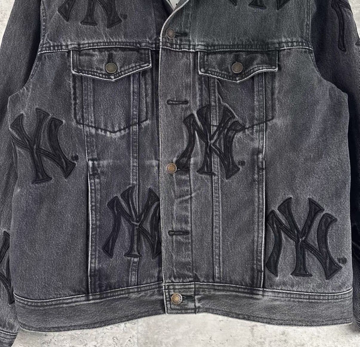 Supreme Supreme x New York Yankees Denim Trucker Jacket J42 Size US M / EU 48-50 / 2 - 4 Thumbnail
