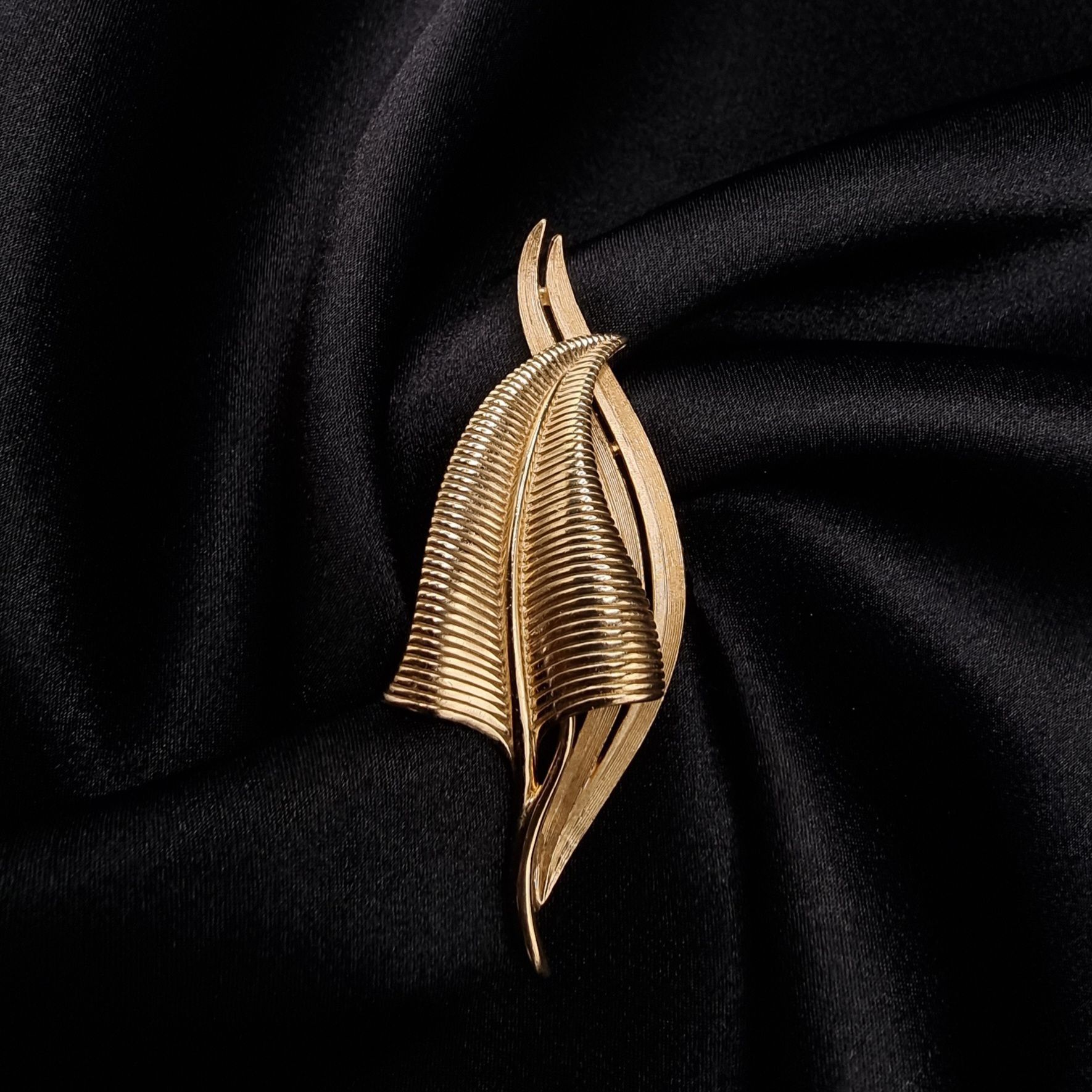 Vintage Vintage TRIFARI Signed 1960s Gold-Tone Leaf Brooch Elegant T Size ONE SIZE - 1 Thumbnail