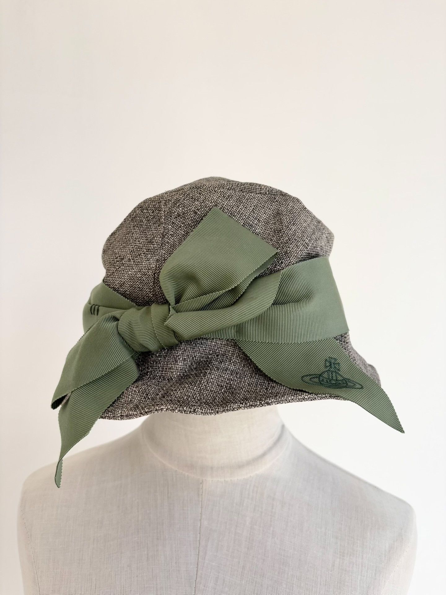 Vivienne Westwood Vivienne Westwood Gray Saturn Bow Hat Size ONE SIZE - 1 Thumbnail