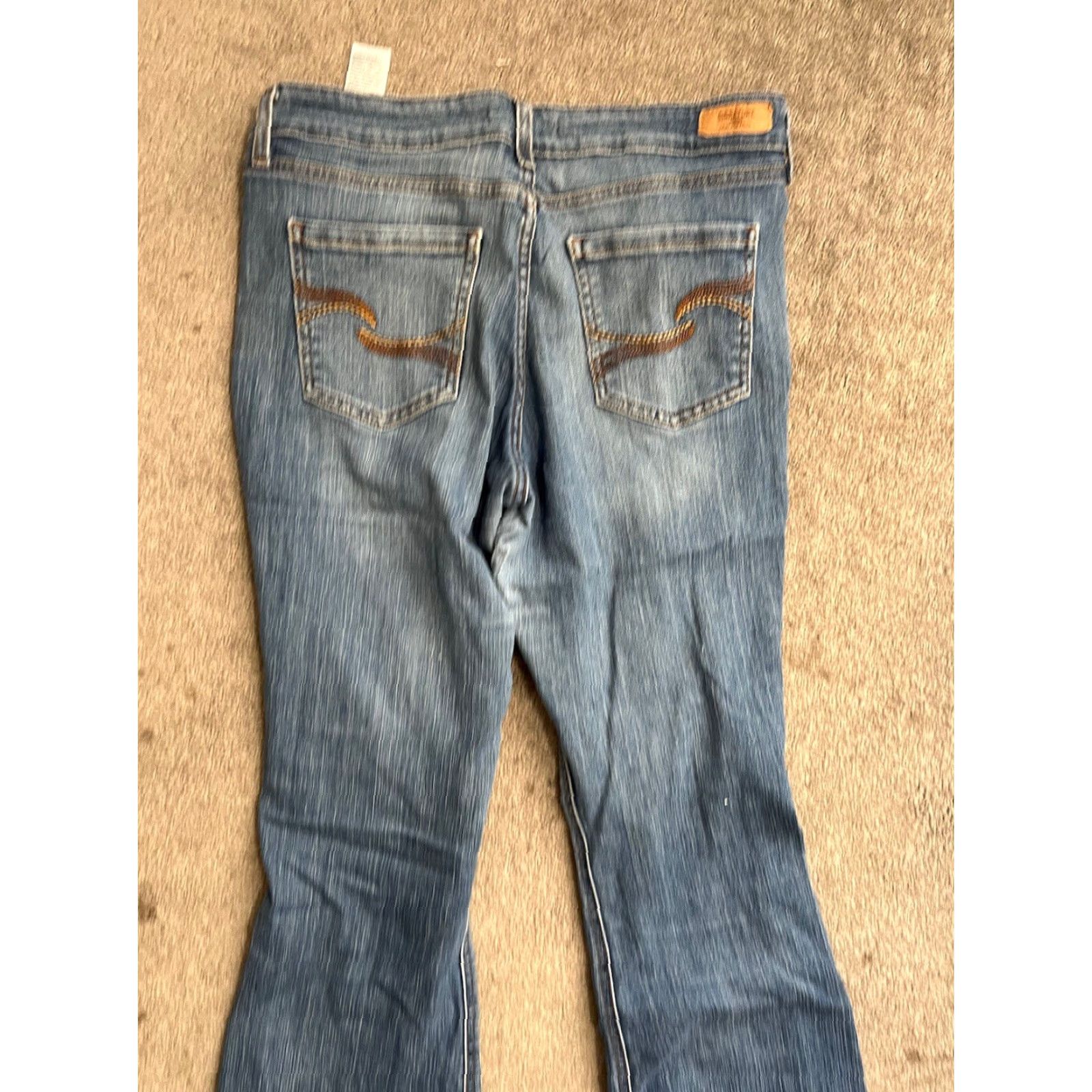 Vintage Levi’s Signature Women’s Jeans - bootcut, Medium wash, 12, 31 in, 29 in inseam, Blue, Regular, 2010s? (no decade allowed?) Size 34" / US 12 / IT 48 - 2 Thumbnail