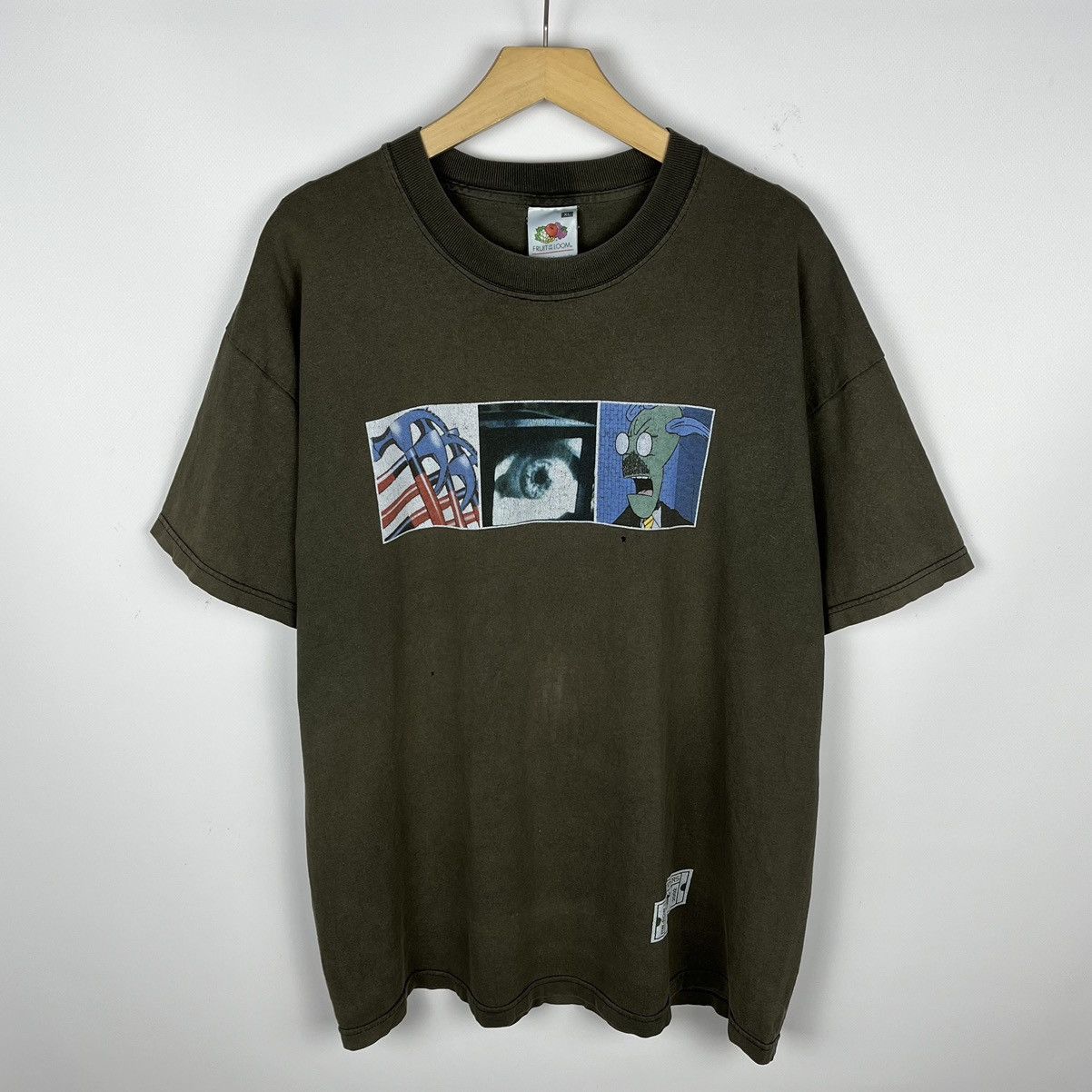 Band Tees Vintage Roger Waters Pink Floyd rare tour tee 2002 Size US XL / EU 56 / 4 - 1 Thumbnail