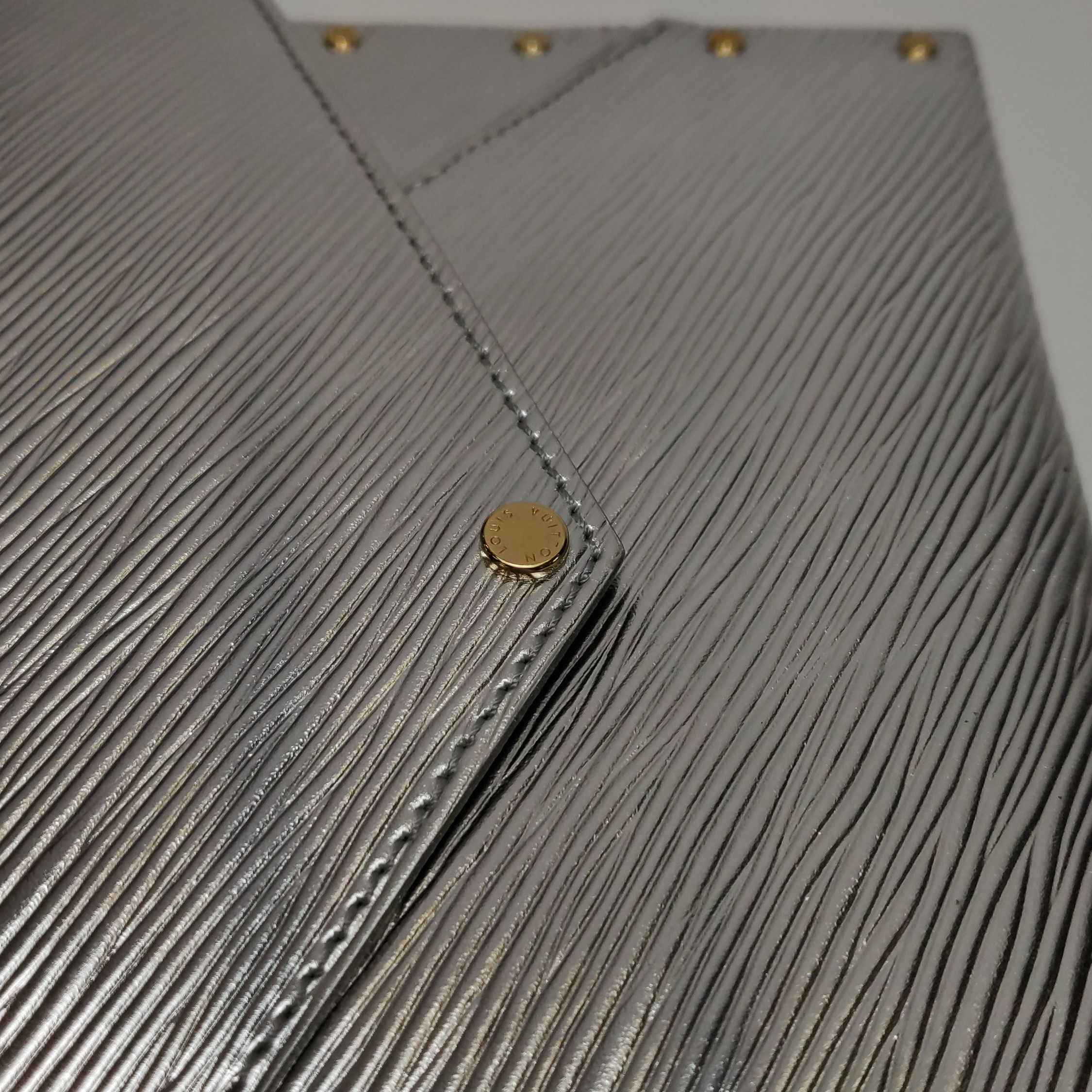 Louis Vuitton Louis Vuitton (LV) Cowhide solid color water ripple rivet c Size ONE SIZE - 7 Thumbnail