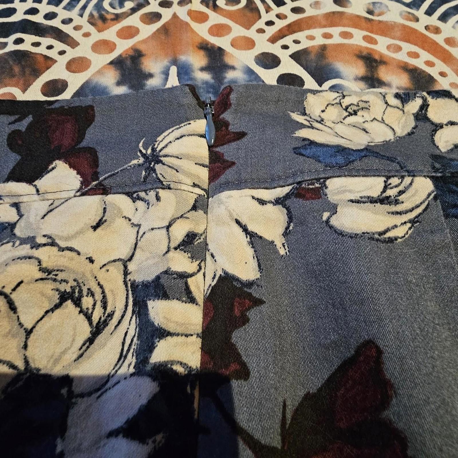 Ann Taylor Ann Taylor Women's Burgundy and Navy Floral Skirt Size 27" / US 4 / IT 40 - 6 Thumbnail