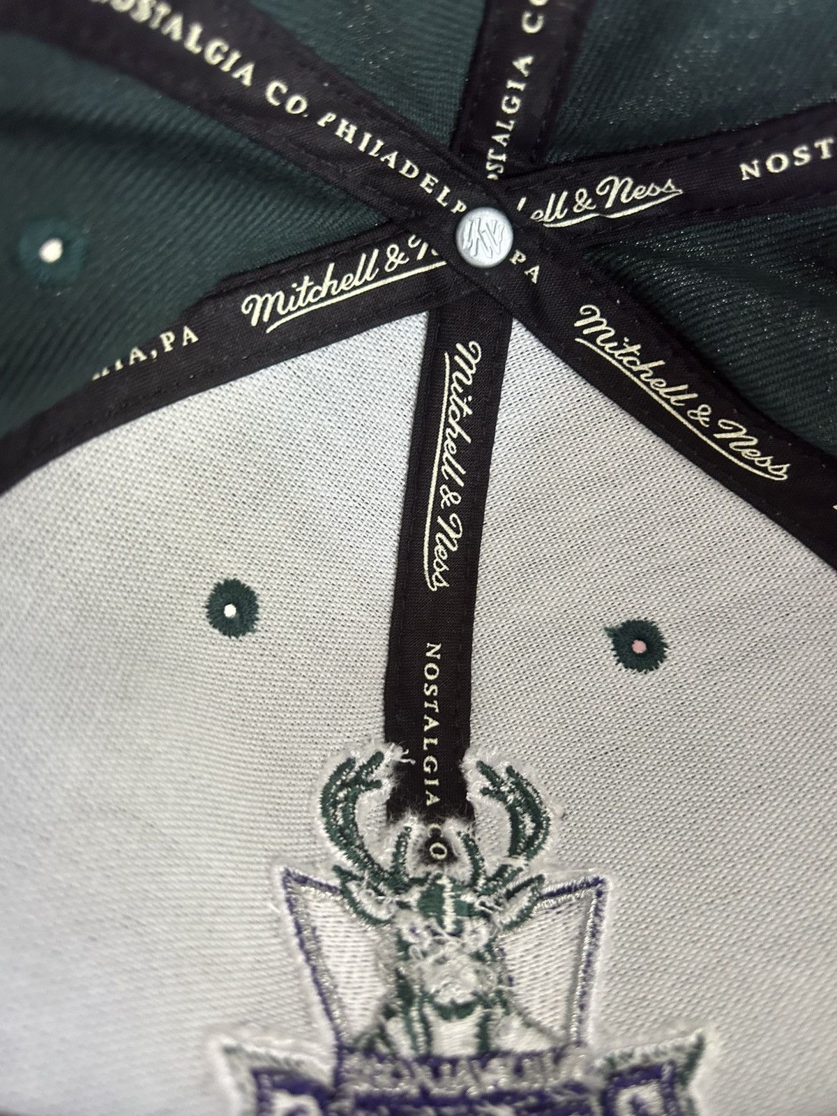 Vintage Milwaukee Bucks Mitchell & Ness Snapback NBA Hat Size ONE SIZE - 11 Thumbnail