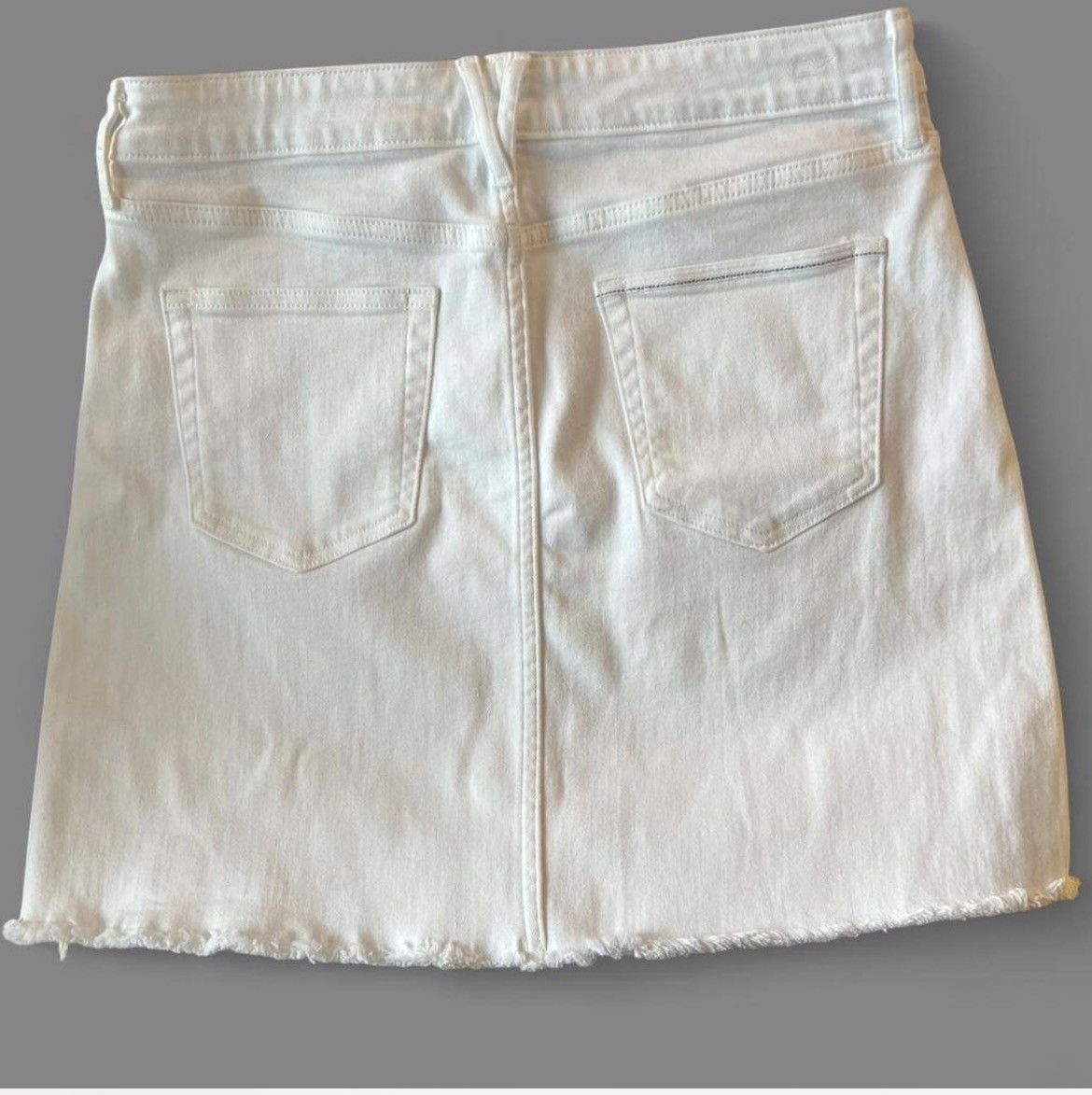Vineyard Vines Vineyard Vines White Denim Raw Hem Mini Skirt - Size 8 Size 30" / US 8 / IT 44 - 2 Thumbnail