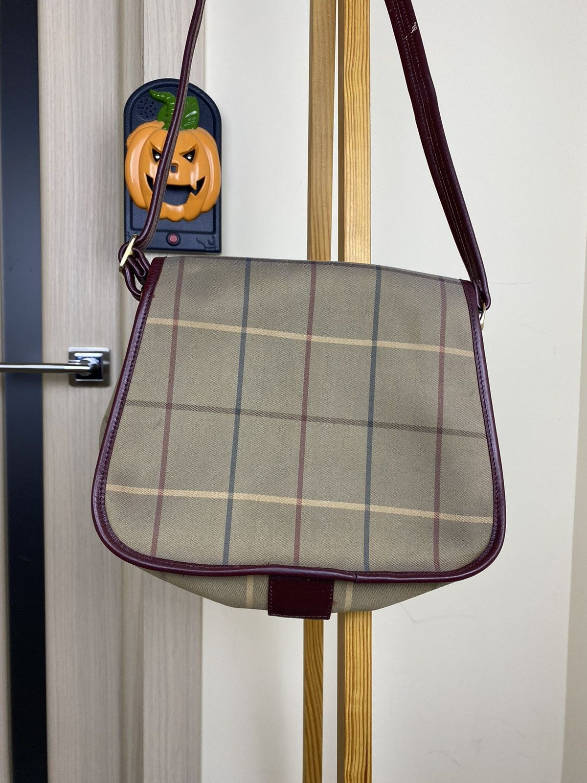 Burberry Vintage Burberry Canvass Check Messenger Bag Real Leather Size ONE SIZE - 5 Thumbnail
