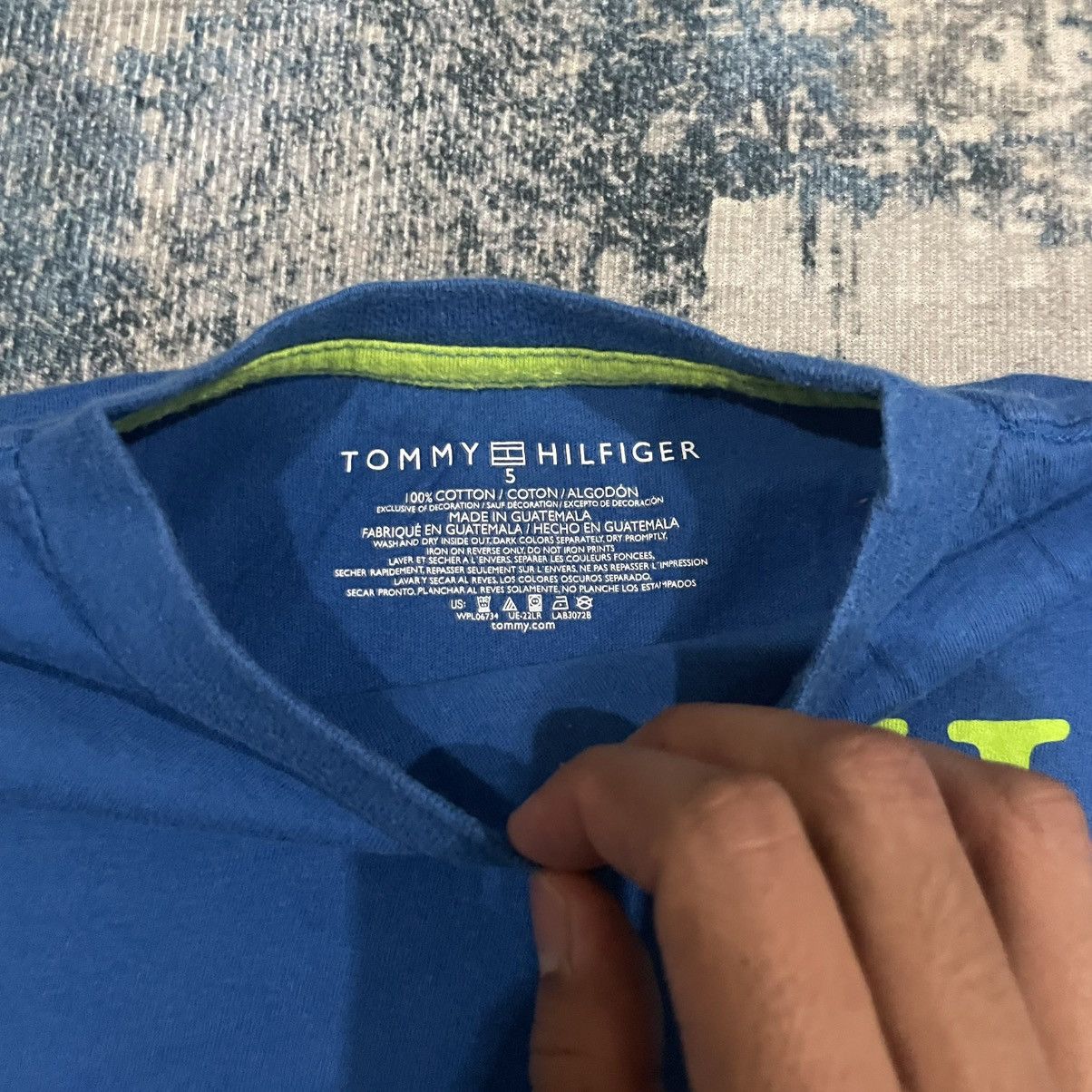Tommy Hilfiger Tommy Hilfiger boys' short sleeve t-shirt neon green logo Size US XXS / EU 40 - 4 Thumbnail