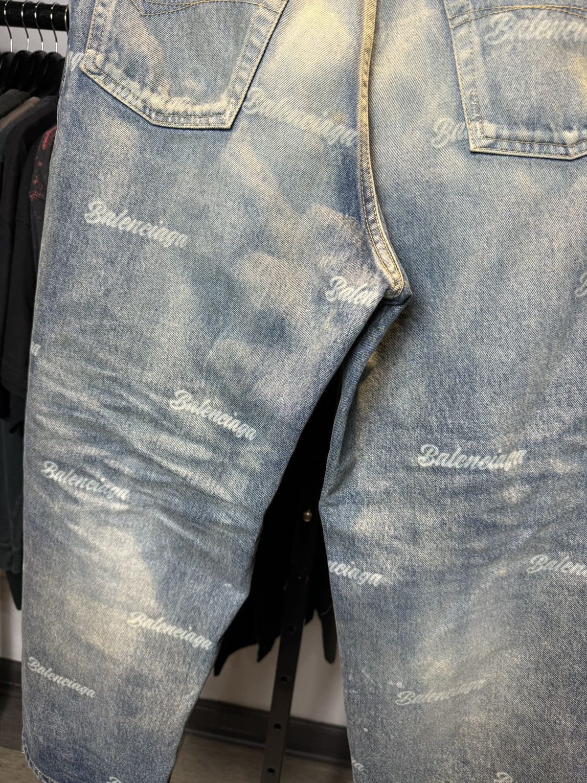 Balenciaga Balenciaga All Over Logo Light Wash Cropped Jeans - 31 Size US 31 - 16 Thumbnail