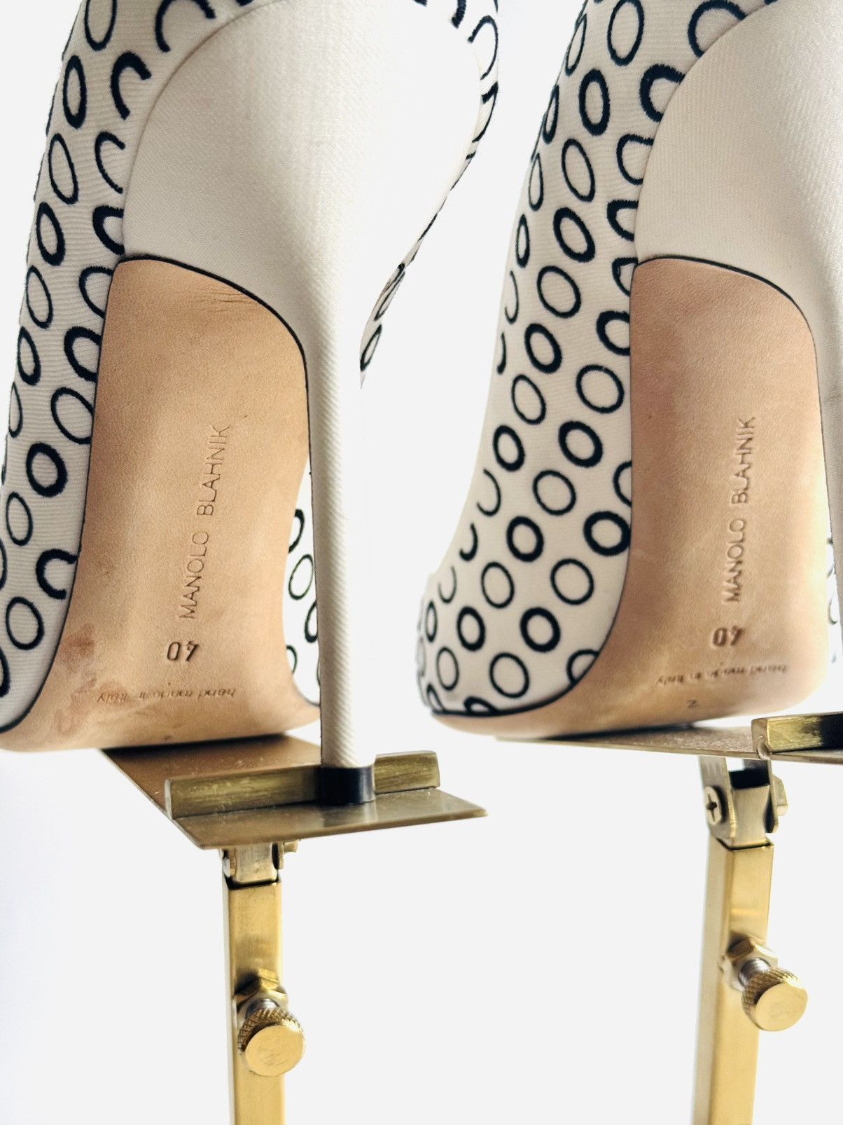 Manolo Blahnik Manolo Blahnik Bb pump embroidered black dots sz 40 Size US 10 / IT 40 - 2 Thumbnail